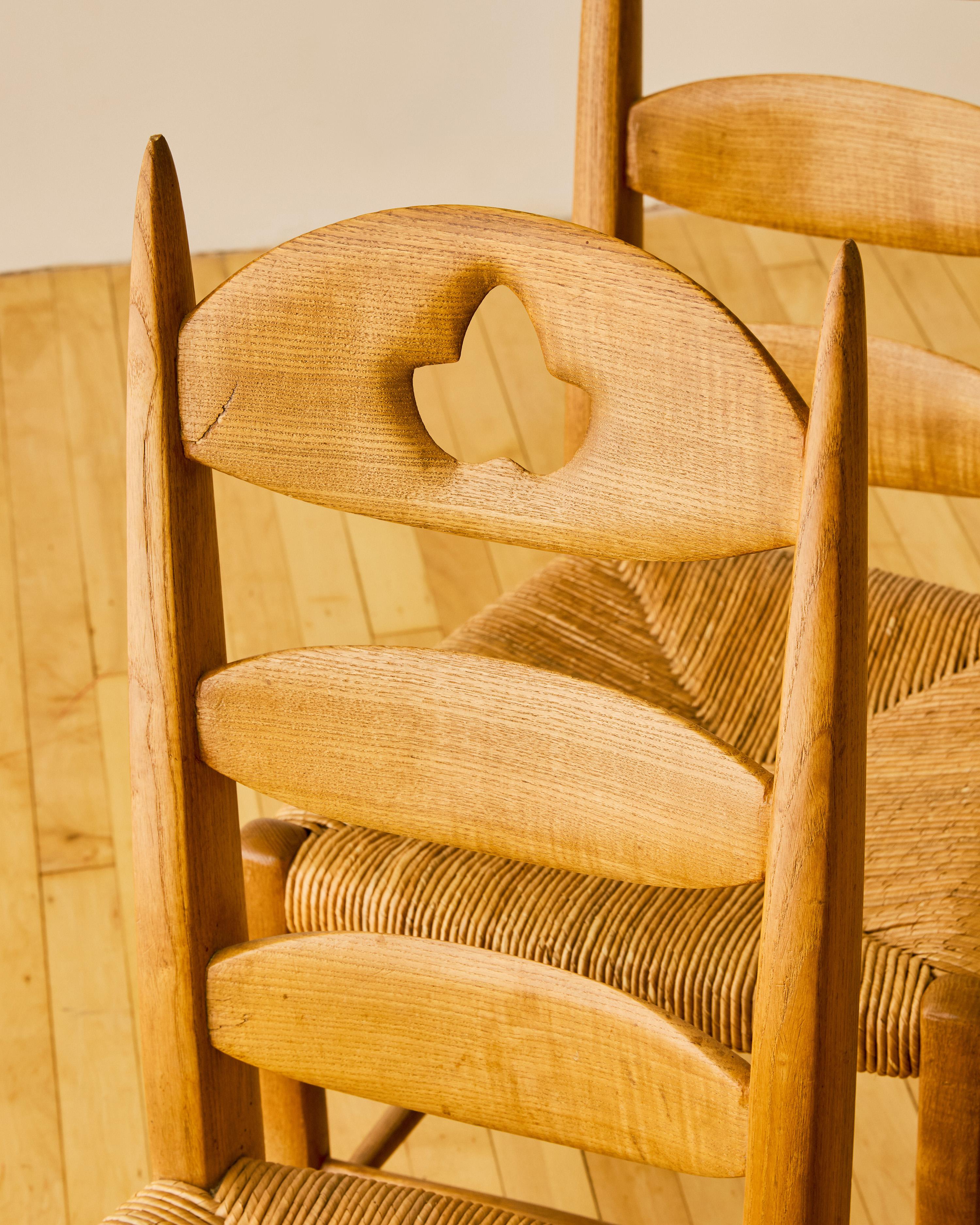 Sex of Six French Carved Back Dining Chairs c. 1960's (Mitte des 20. Jahrhunderts) im Angebot