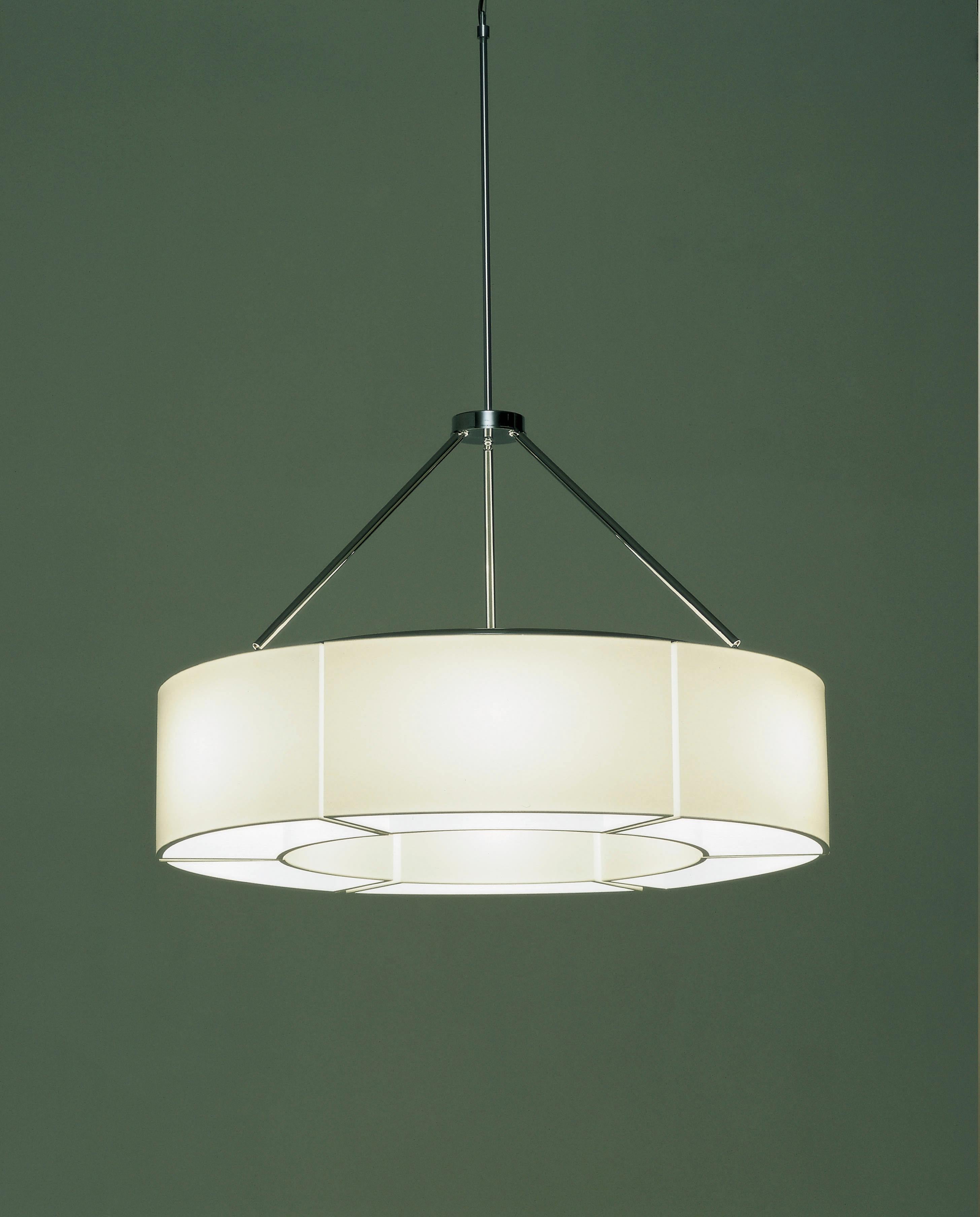 Sexta pendant lamp by Miguel Milá
Dimensions: D 80 x H 20 cm
Materials: Metal, PVC, opal translucent methacrylate diffusers.
Telescopic tube: 40/75 cm.
Available in 4 support options, with telescopic tube: 40/75 cm, 82/152 cm or 156/302 cm and