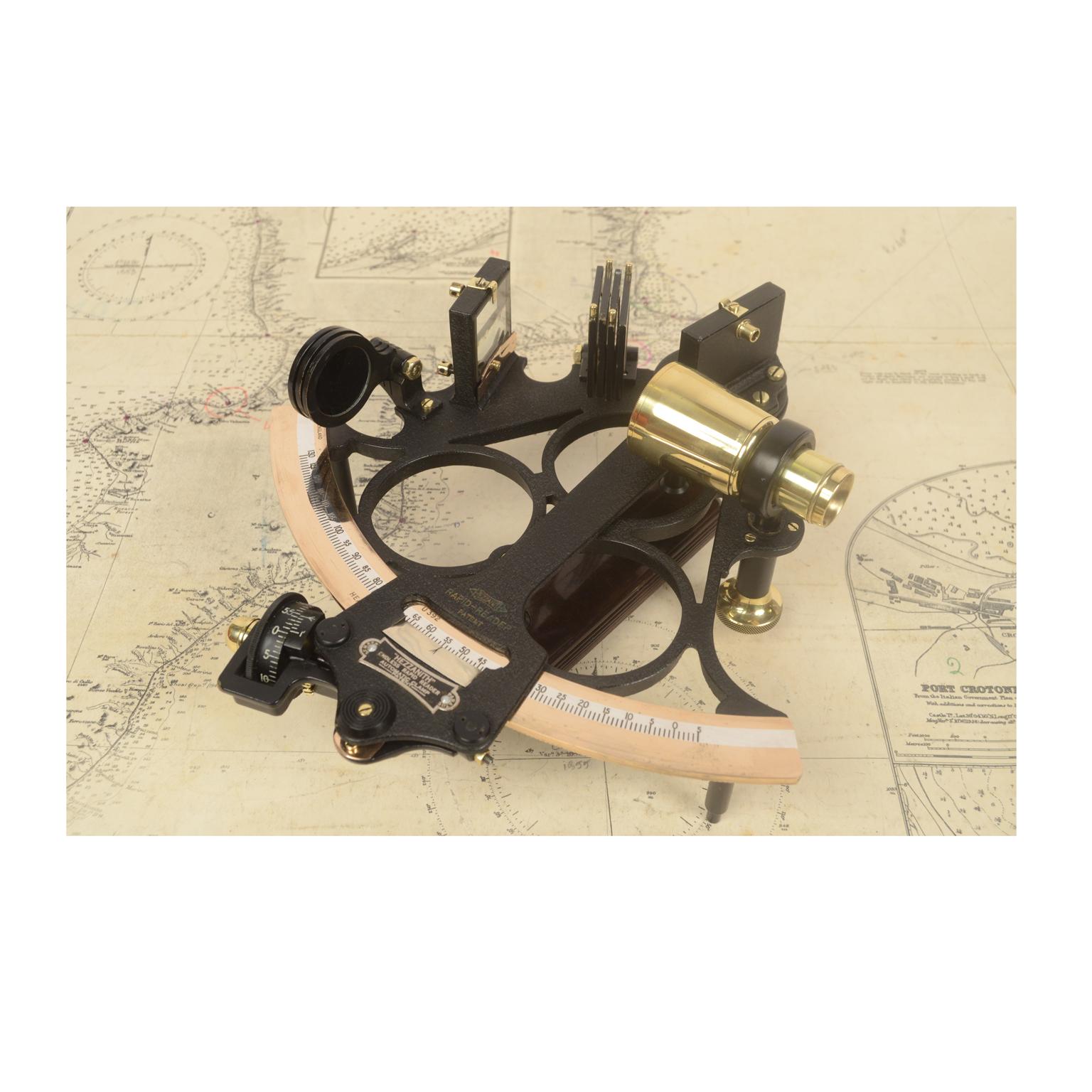 1900s Brass Nautical Sextant Signed HEATH & C Mahogany Box Antique Marine Tool In Good Condition In Milan, IT