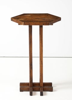 Hextogonaler Tisch aus Nussbaum und Eiche mit vier Stützen, die einen Gittersockel bilden, Frankreich, ca.