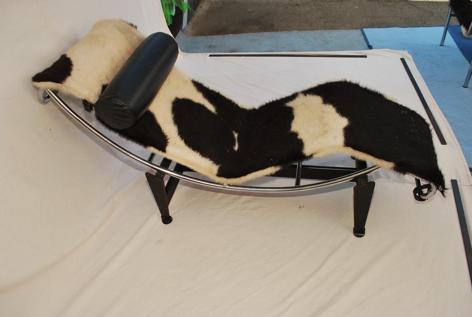Mid-Century Modern Sexy 1960s Chaise Lounge LC4 by Le Corbusier For Sale