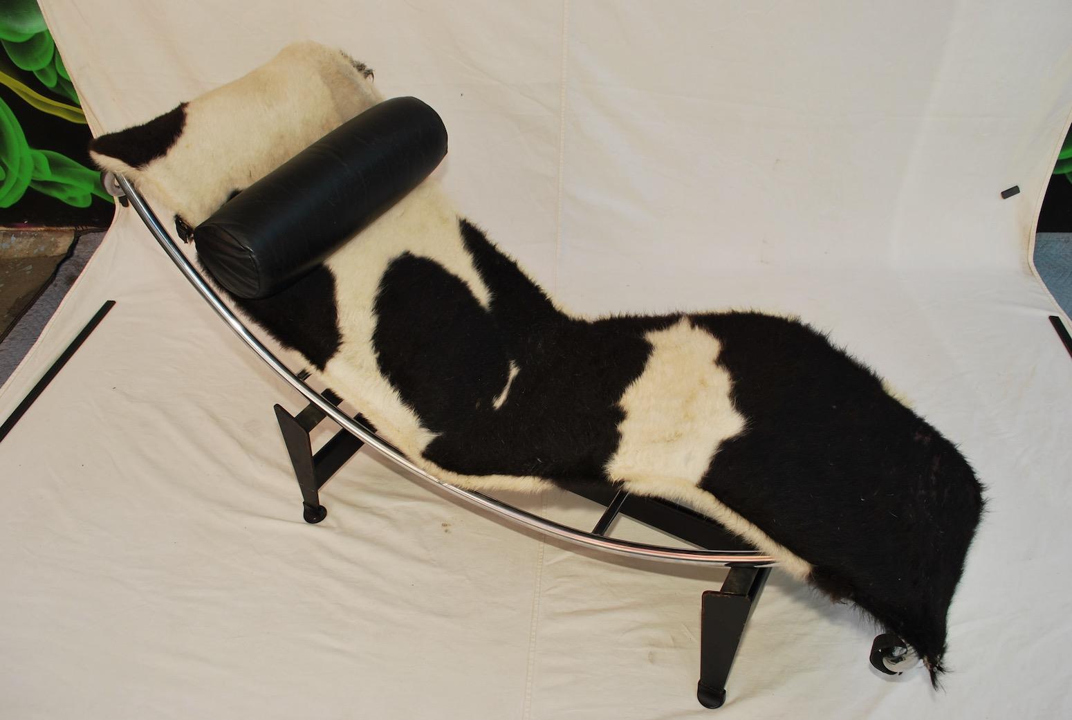 Mid-20th Century Sexy 1960s Chaise Lounge LC4 by Le Corbusier For Sale