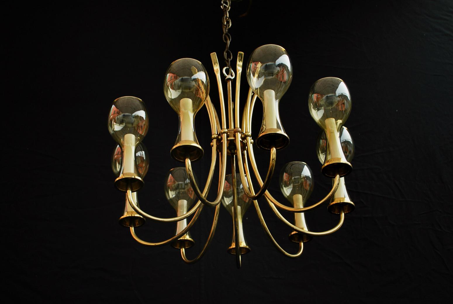 A beautiful and sexy 1960's chandelier, what I like about this chandelier, it has two style, modern and Classic together.