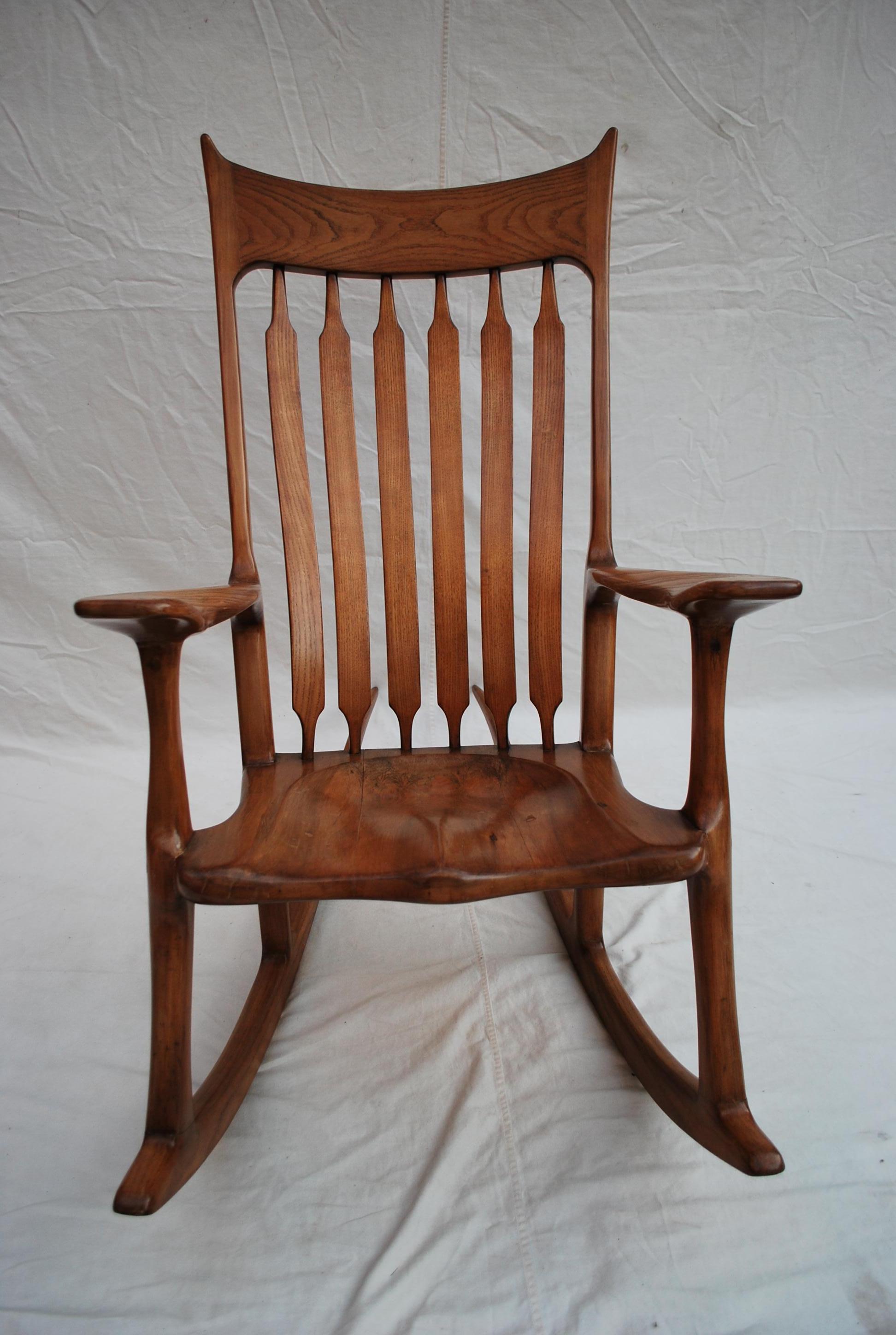 Un magnifique fauteuil à bascule fait à la main, il ressemble beaucoup aux fauteuils de Sam Maloof, il est très beau.  Il est signé et daté de 1993,  en chêne massif, si ma maison était plus grande je l'aurais gardé pour moi