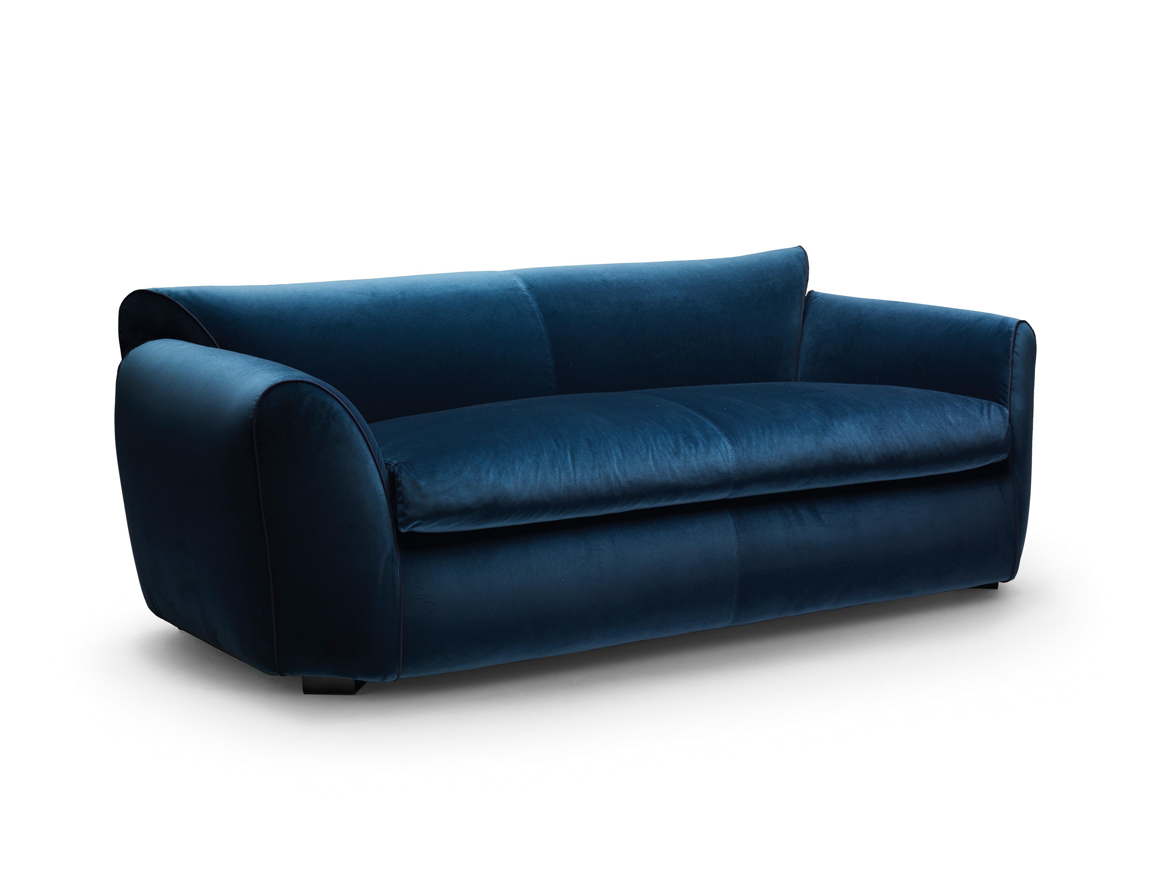 Rich, plush, round volumes and luscious comfort in a small-sized sofa. The ends of the armrests and backrest are angled at 45 degrees: This visual trick greatly increases the perceived width of the elements and the perceived size of the sofa. In
