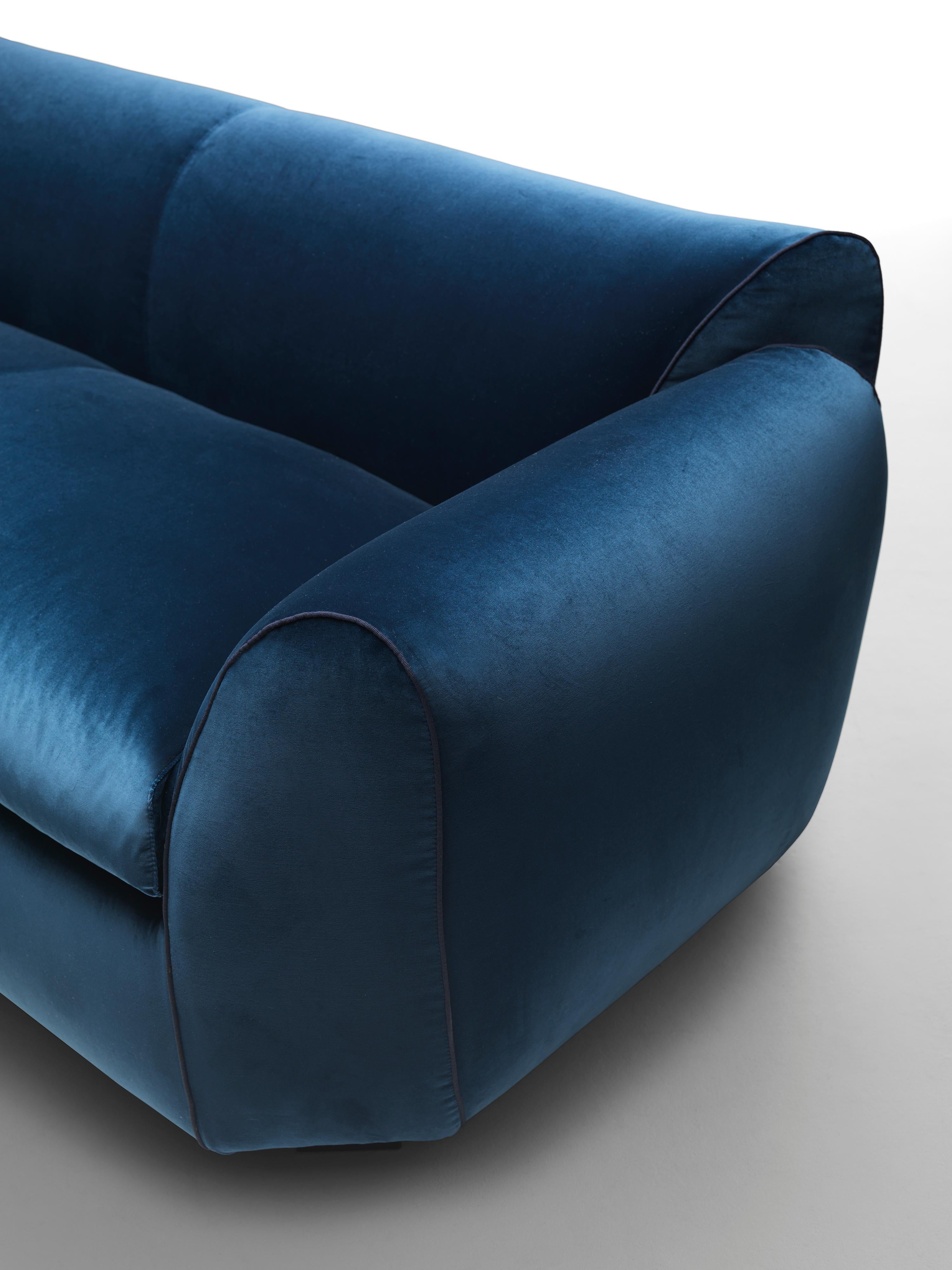 Modernes italienisches Sofa des 21. Jahrhunderts, gepolstert mit Baumwollsamt im Zustand „Neu“ im Angebot in Milan, IT