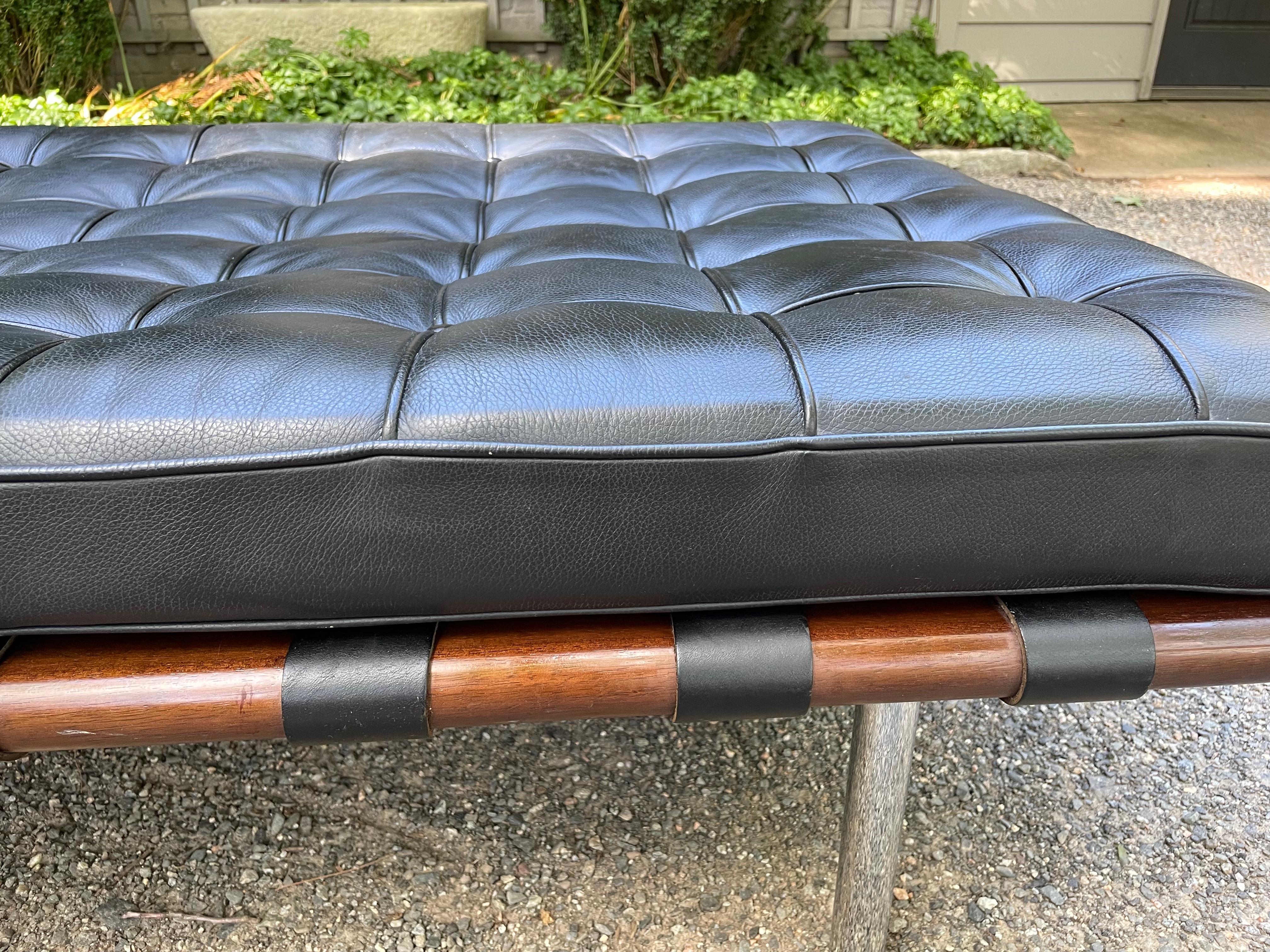 Sexy Black Leather Tufted Vintage Barcelona Daybed In Good Condition In Hopewell, NJ