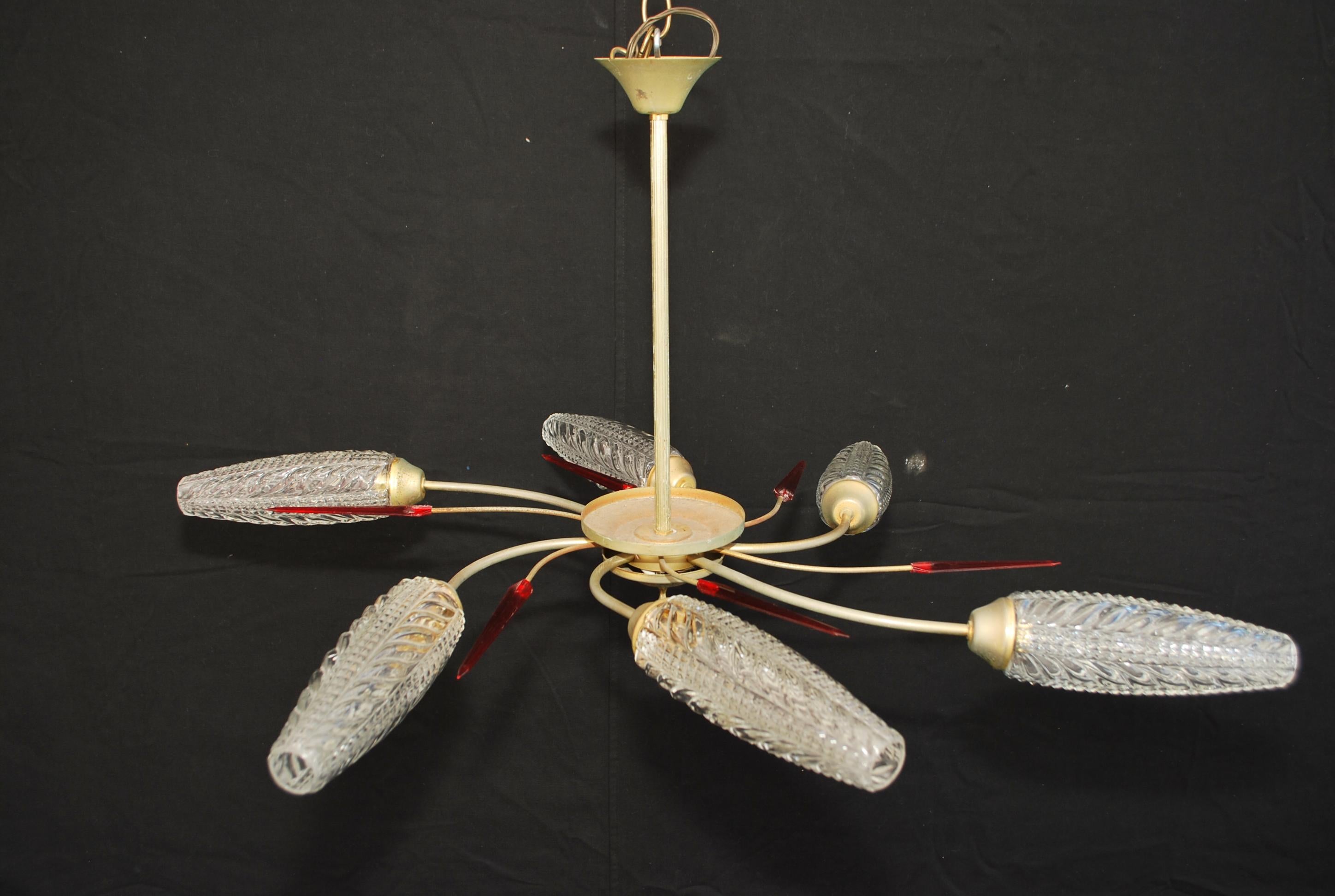 Un lampadario francese sexy degli anni '50, dotato anche di applique abbinate (non incluse nel prezzo del lampadario), 