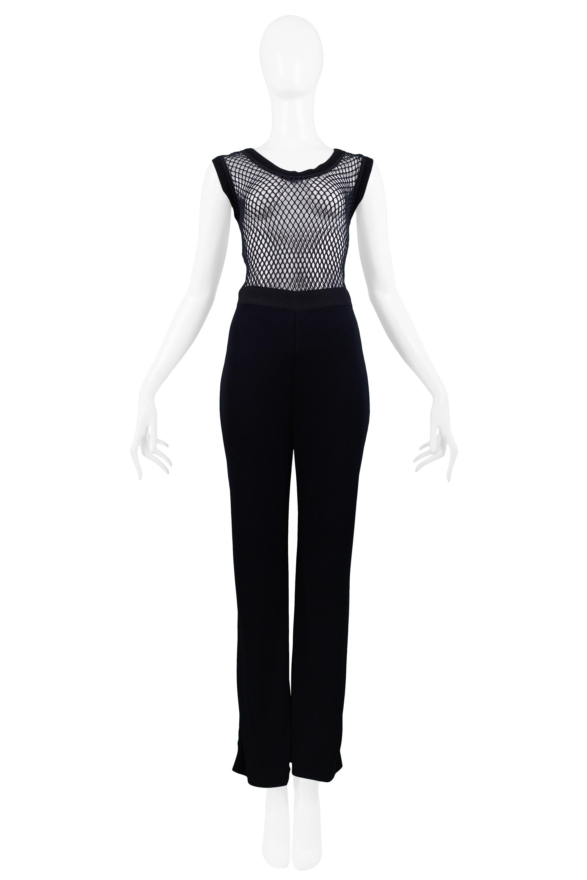 Resurrection Vintage a le plaisir de vous proposer une combinaison noire vintage Gianfranco Ferre avec un corsage en maille sans manches à encolure dégagée avec une bordure en maille côtelée et un pantalon taille haute avec une légère coupe