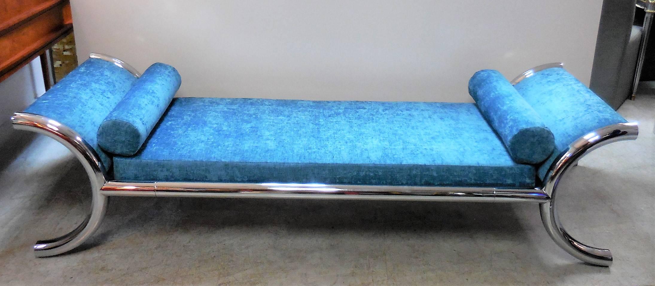 A 1970s Italian chaise longue. Thick tubular chrome frame with upholstered cushions.
Clean design with great modern lines.