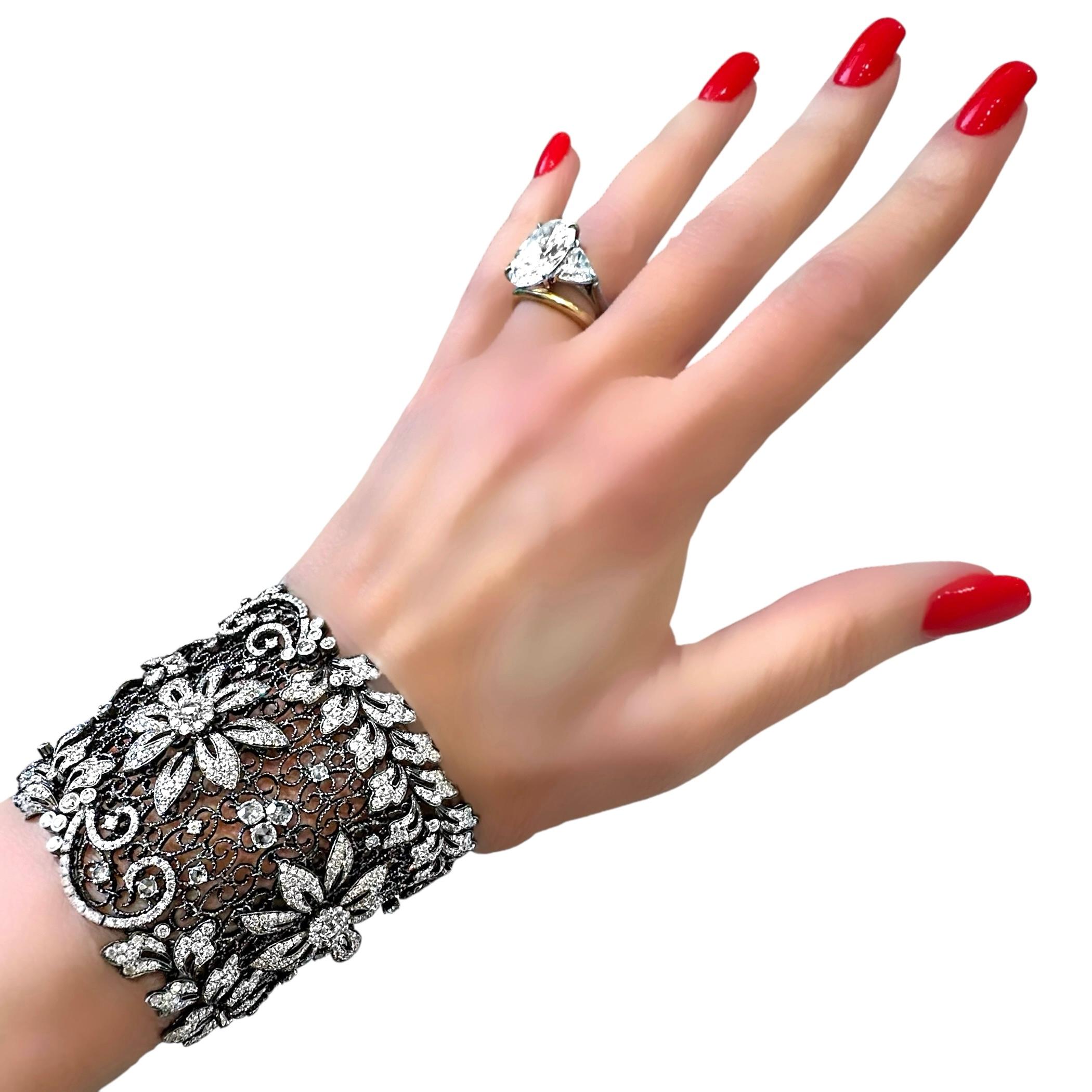 Bracelet sexy en or blanc et 24,84ct de diamants de 2,25 pouces de large par Jacob & Co. en vente 4