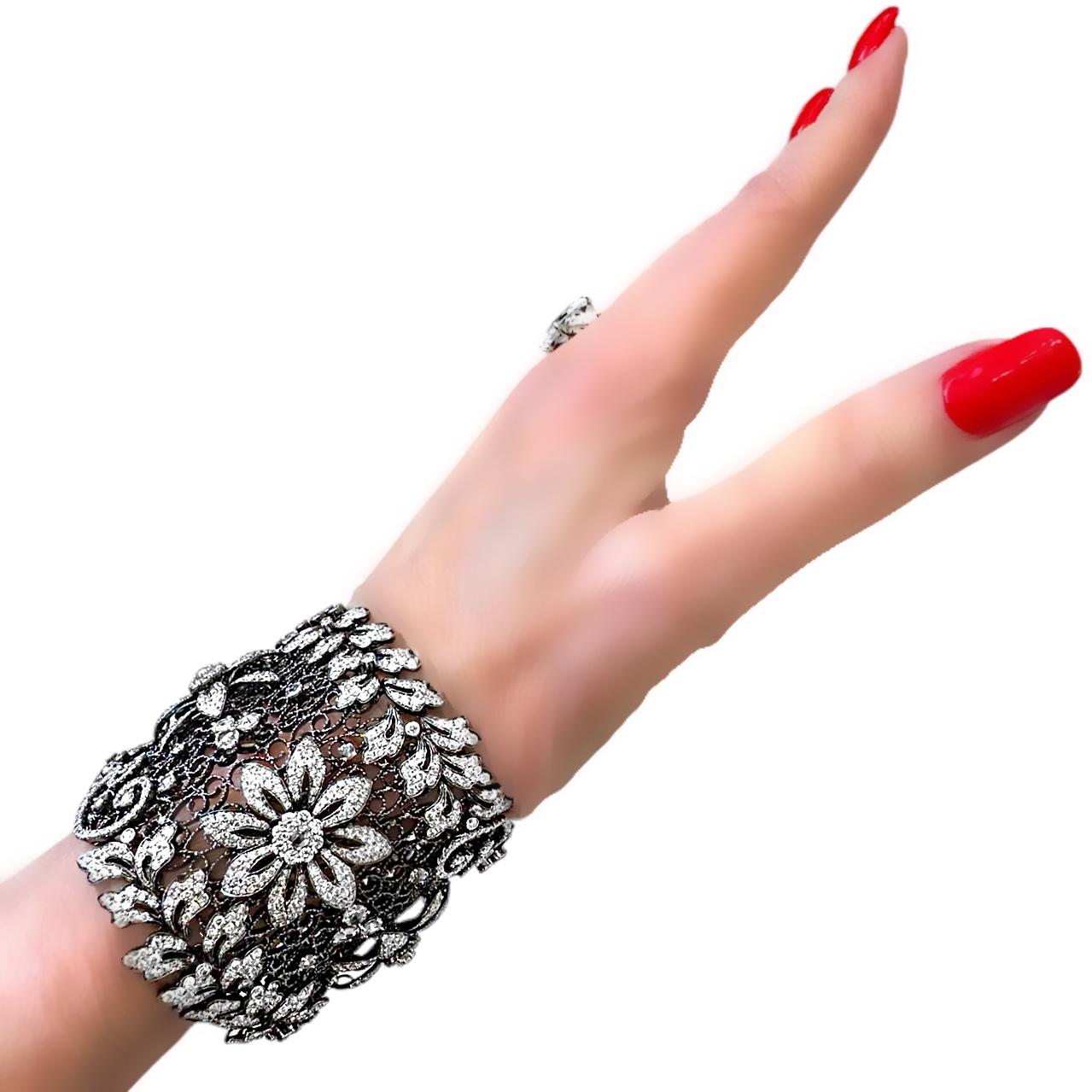 Bracelet sexy en or blanc et 24,84ct de diamants de 2,25 pouces de large par Jacob & Co. en vente 5