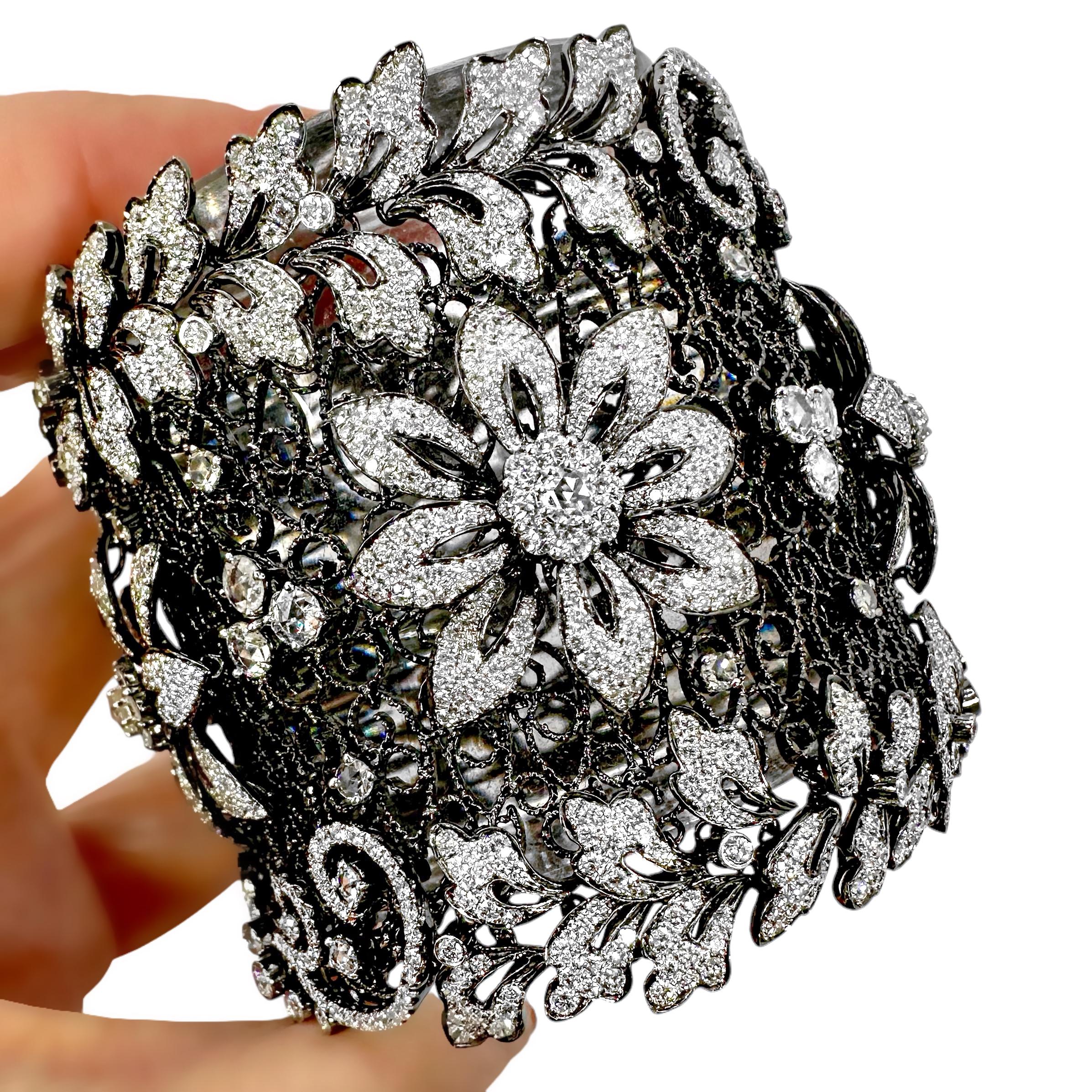 Ce bracelet sexy et féminin en or blanc 18 carats plaqué noir et diamants a été créé par le célèbre joaillier Jacob Arabov, fondateur et directeur de Jacob & Co. Cette beauté palpable mesure 2 1/4 pouces de large et constitue un trésor à part