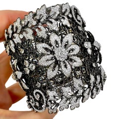 Bracciale sexy in oro bianco e 24,84 carati di diamanti largo 2,25 pollici di Jacob & Co.