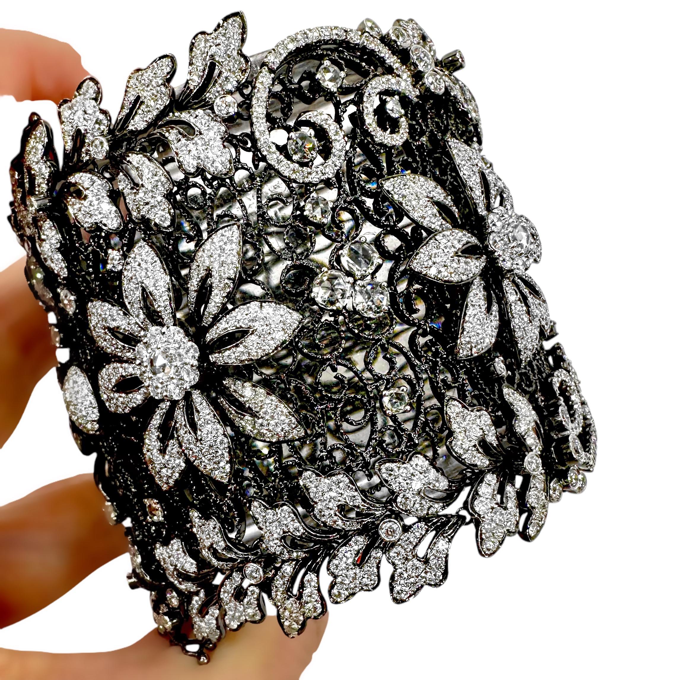 Moderne Bracelet sexy en or blanc et 24,84ct de diamants de 2,25 pouces de large par Jacob & Co. en vente