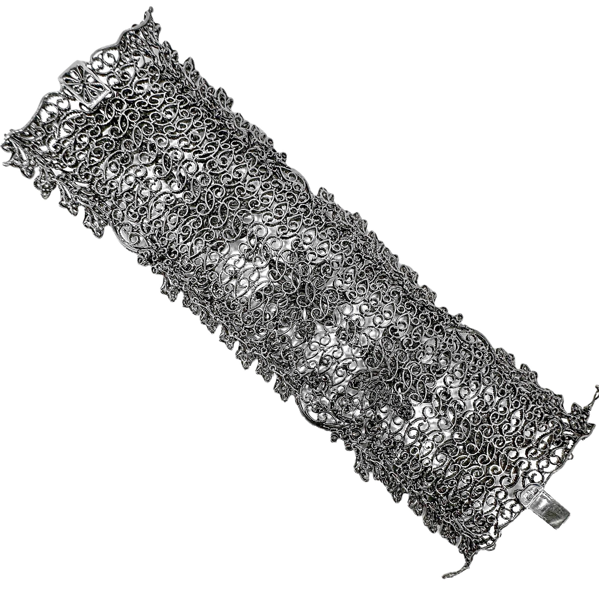 Bracelet sexy en or blanc et 24,84ct de diamants de 2,25 pouces de large par Jacob & Co. Bon état - En vente à Palm Beach, FL