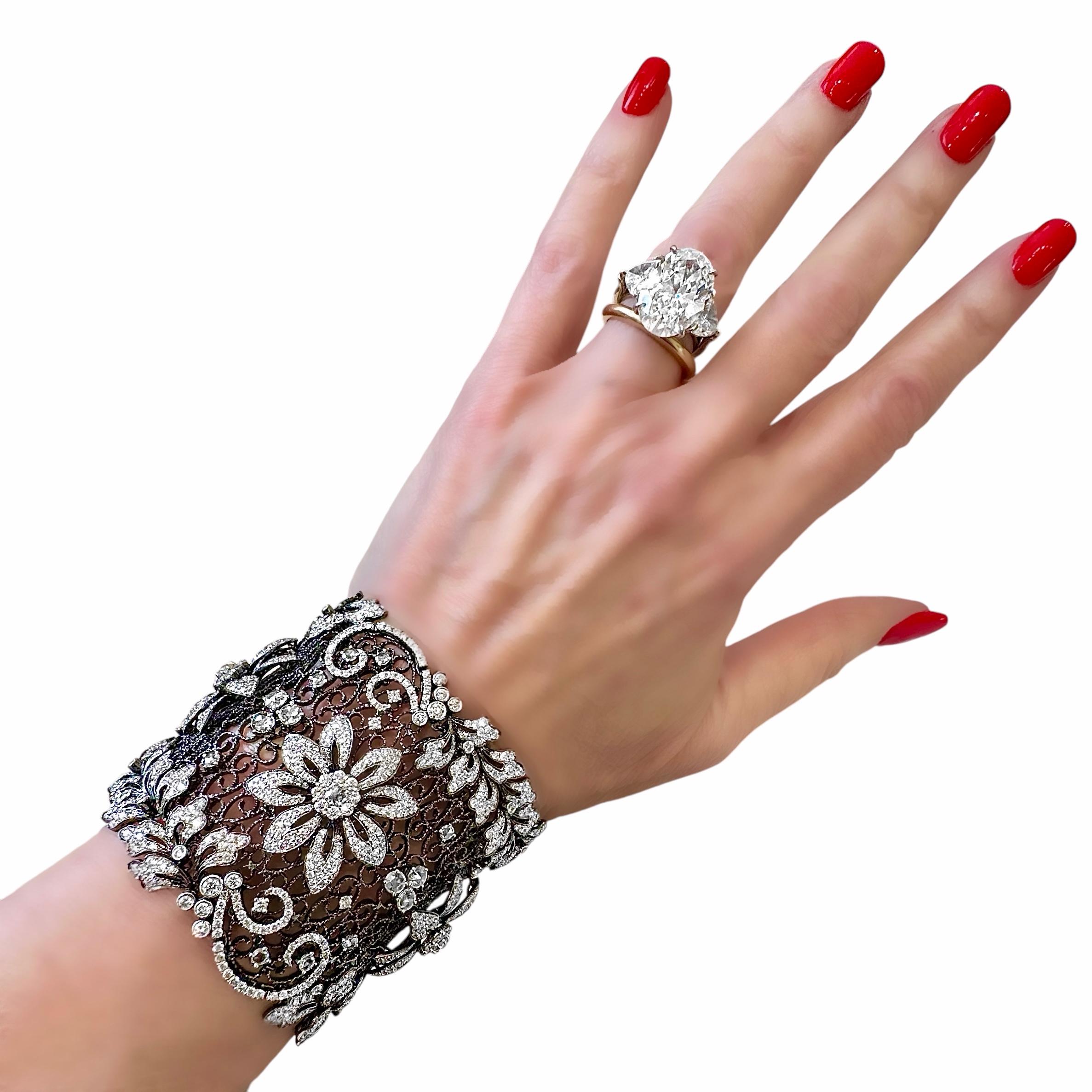 Bracelet sexy en or blanc et 24,84ct de diamants de 2,25 pouces de large par Jacob & Co. en vente 3