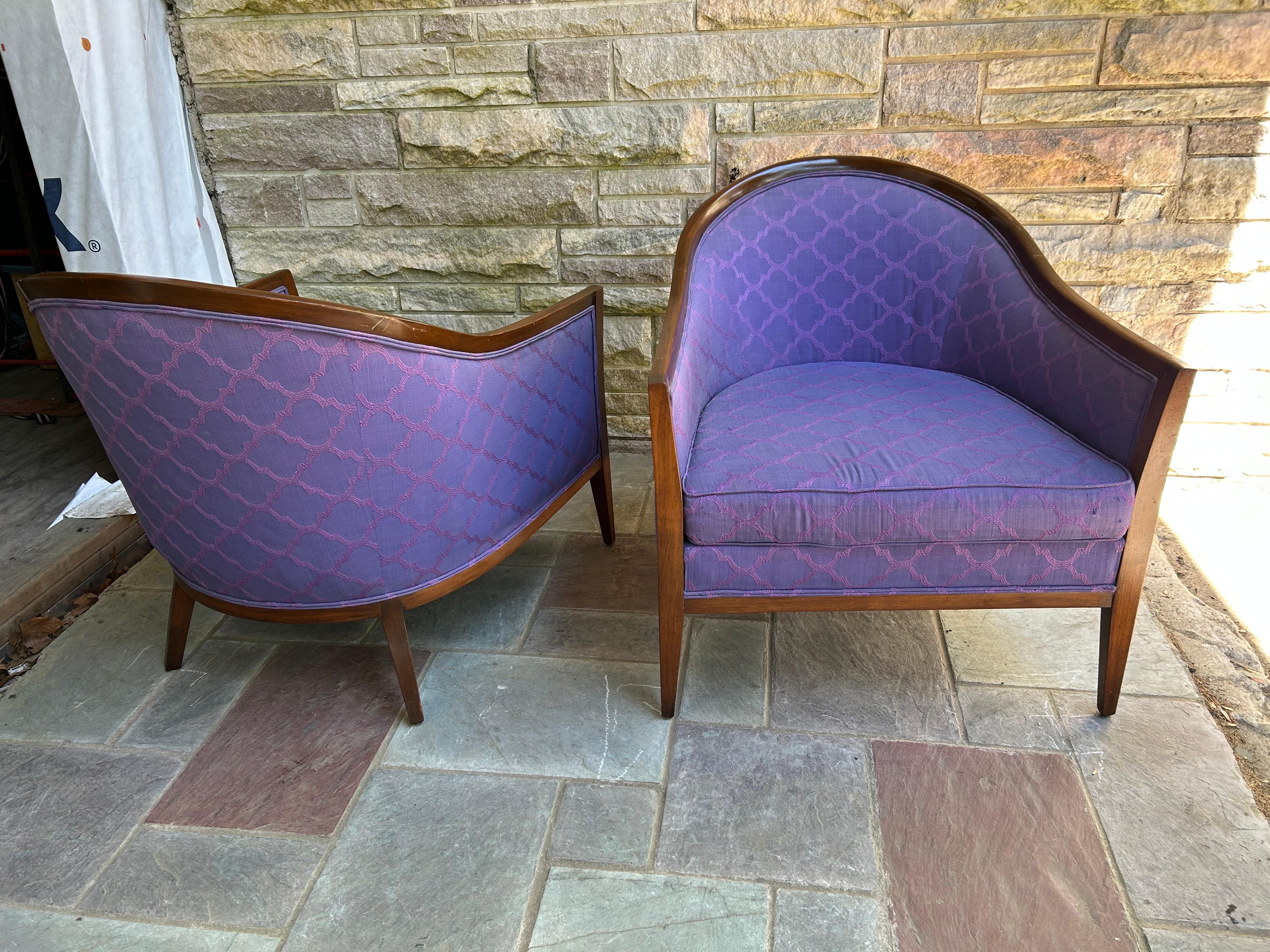 Paire de chaises à dossier en noyer de style Harvey Probber.  Ces belles chaises ont conservé leur finition et leur tissu d'origine qui présente quelques traces d'usure (voir photos).  Nous aimons beaucoup le tissu violet vintage qui a un motif