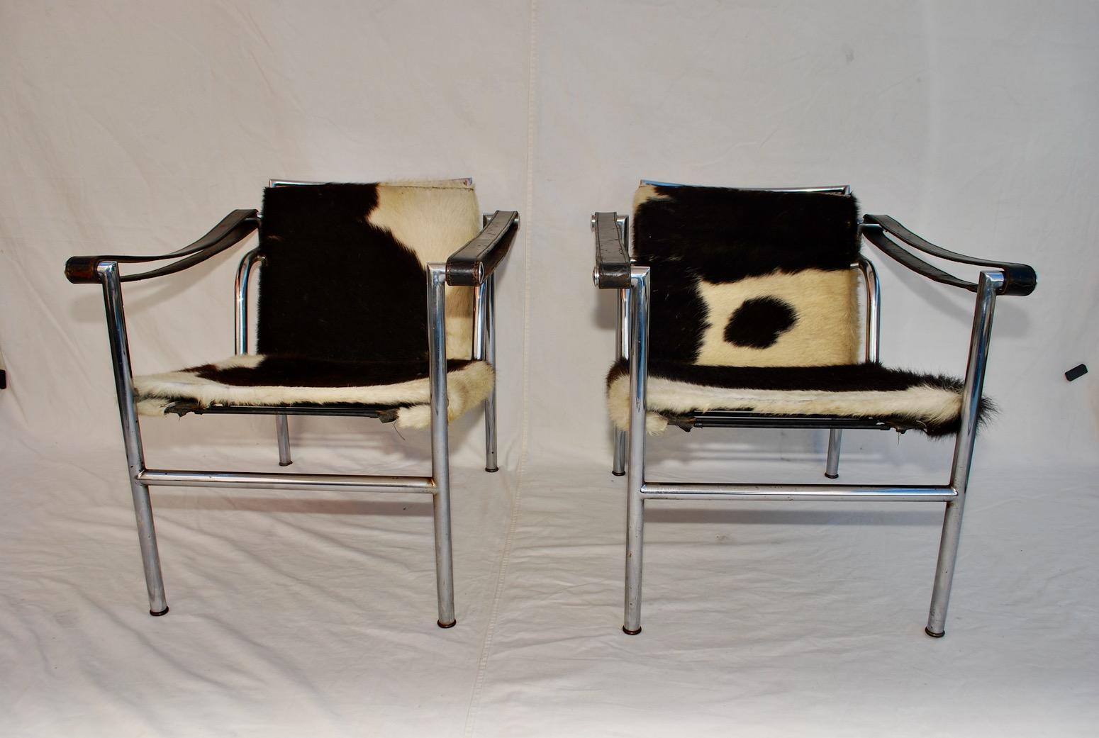 A beautiful pair of chairs by the iconic designer Le Corbusier, the patina is much nicer in person, the hide has some wears totally normal with age, 1960s (see pictures).