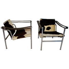 Paire sexy de chaises LC1 en peau de vache des années 1960 par Le Corbusier