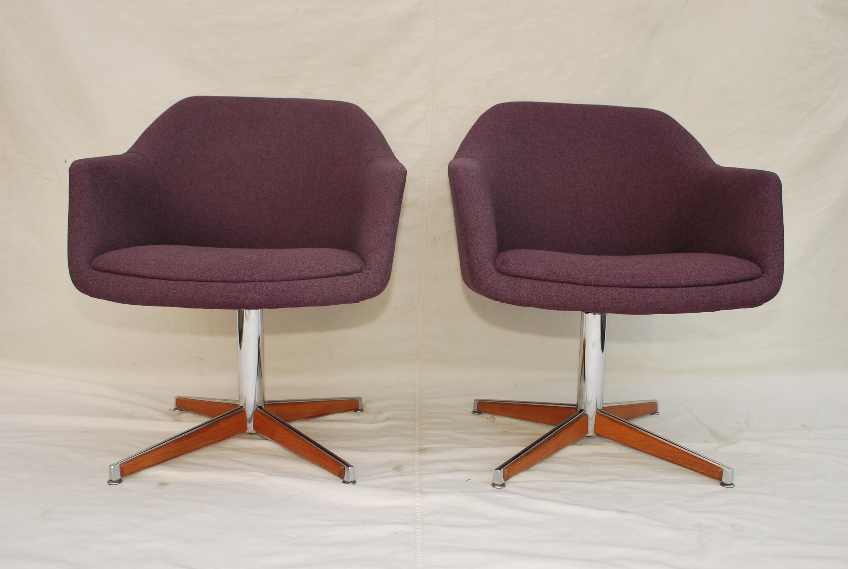 Une belle paire de chaises des années 1960 du Danemark, la marque noire sur le tissu n'est plus là, c'était juste de l'eau, j'adore ces chaises, il est assez inhabituel d'avoir du bois sur du chrome