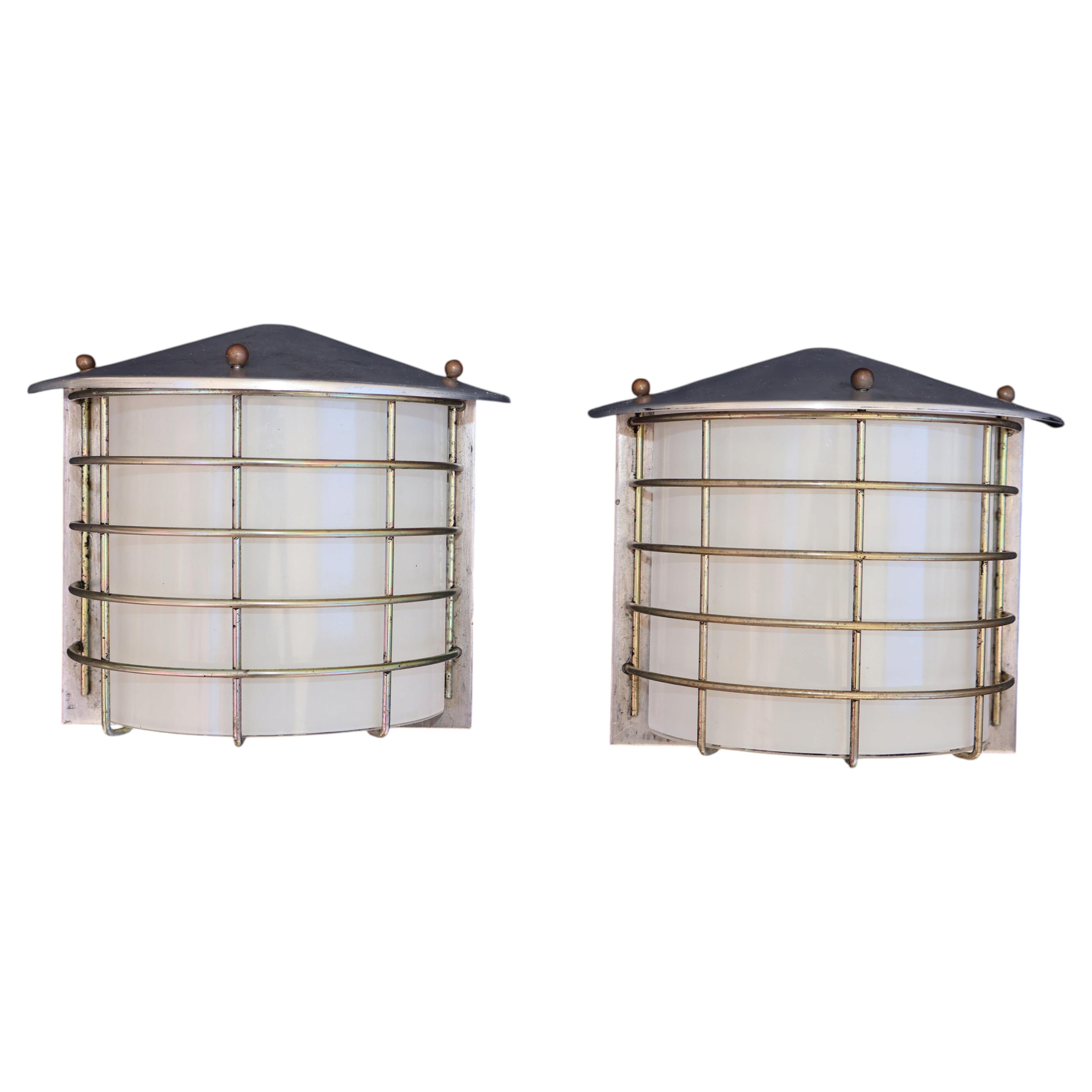 Una coppia di applique da esterno in stile Mid-Century davvero accattivanti