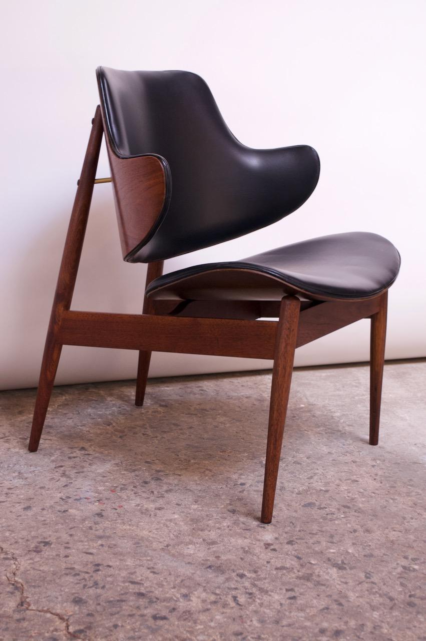 Seymour J. Wiener for Kodawood of Miami, Florida sculptural walnut lounge chair with original black vinyl, circa 1960s.
Organic form with a deeply sculpted walnut-veneered back rest with a floating, elevated seat. Sleek lines and modernist form