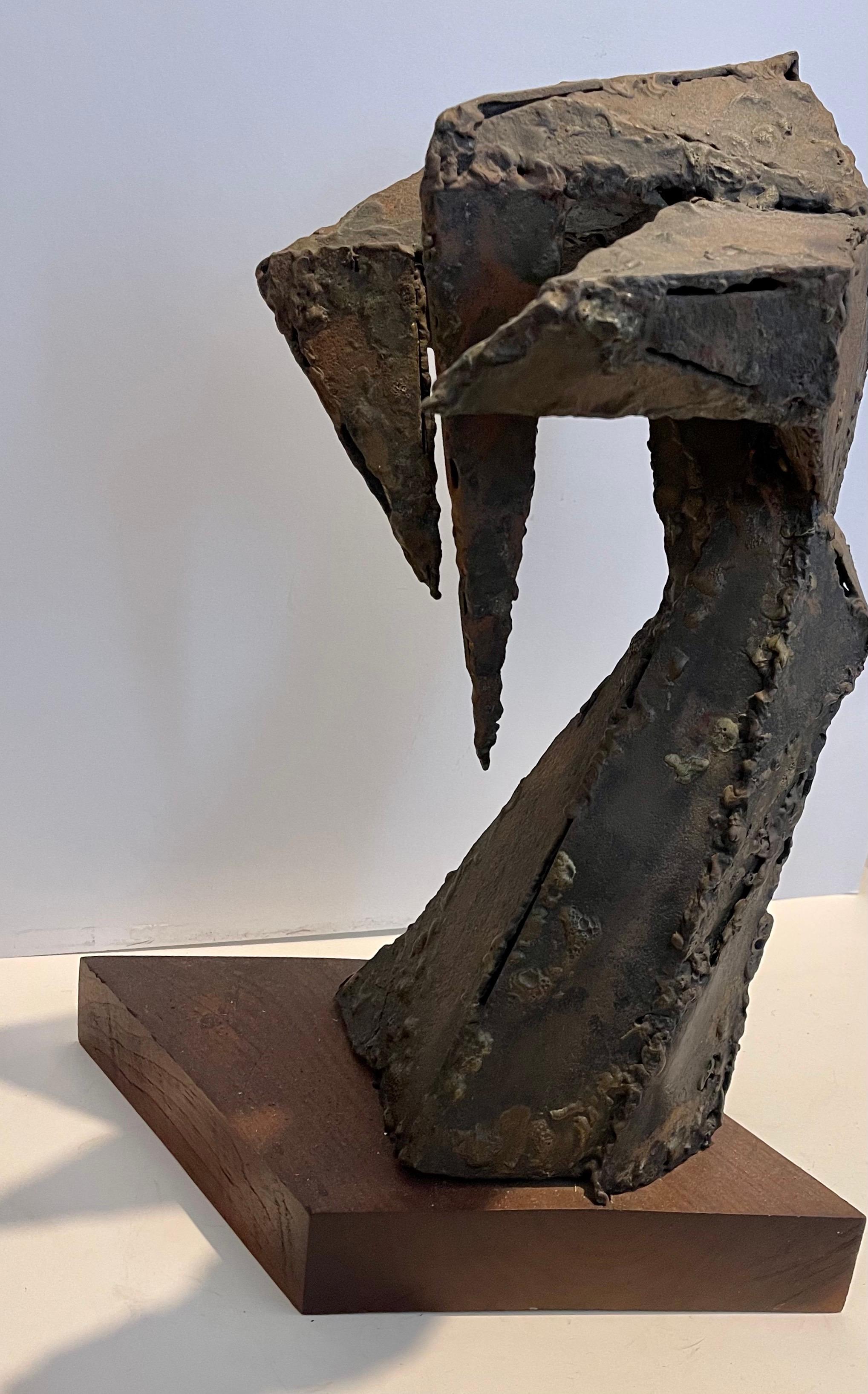 Escultura soldada sobre base de madera
Esto no está firmado ni fechado

Esta obra no está firmada. Nos dijeron que era obra de Seymour Lipton, pero como hay más documentación, lo vendemos como atribuido y no podemos garantizarlo como tal.

 Seymour