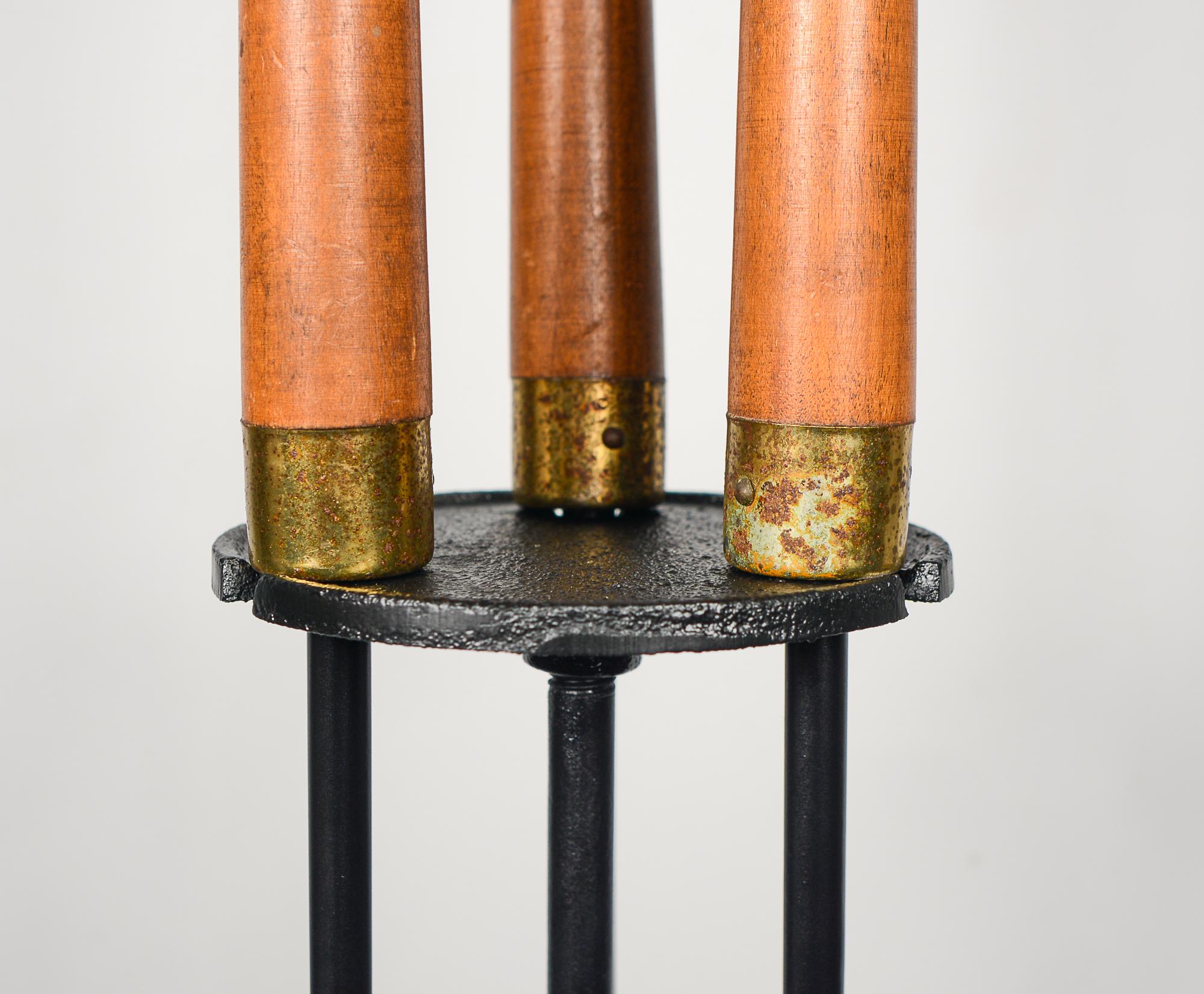 Outils de cheminée Seymour en noyer et en fer Bon état - En vente à San Mateo, CA