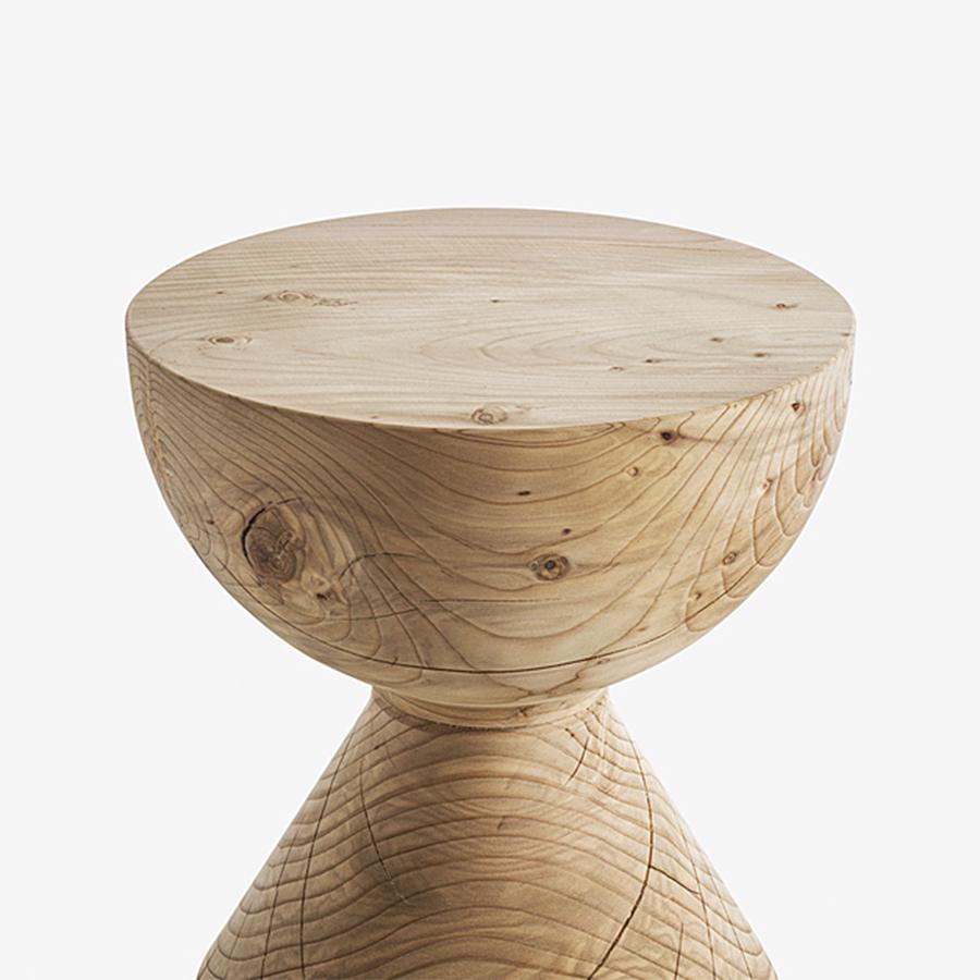 Stool Seyna Cedar all in natural solid cedar wood.
With solid natural aromatic cedar, treated with natural 
pine extracts wax.
Solid cedar wood include movement, cracks and changes in wood conditions,
this is the essential characteristic of natural