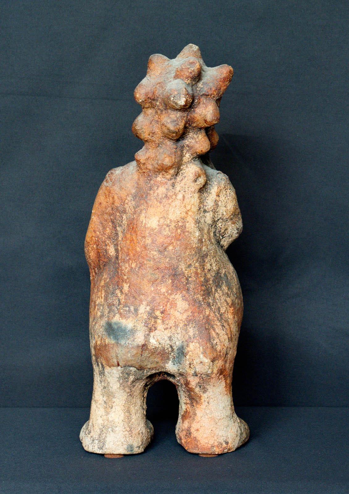 Maternité (Schwarz), Figurative Sculpture, von SEYNI AWA CAMARA