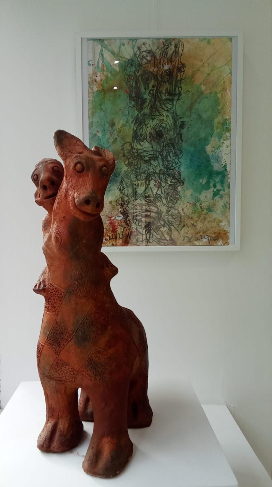 Unique terracotta sculpture
Coming from the artist's studio

Born in 1939, Seyni CAMARA is an African artist whose works travel the world.

Senegalese, originally from Casamance, she lives in a small village lost in the heart of the forest.

It is