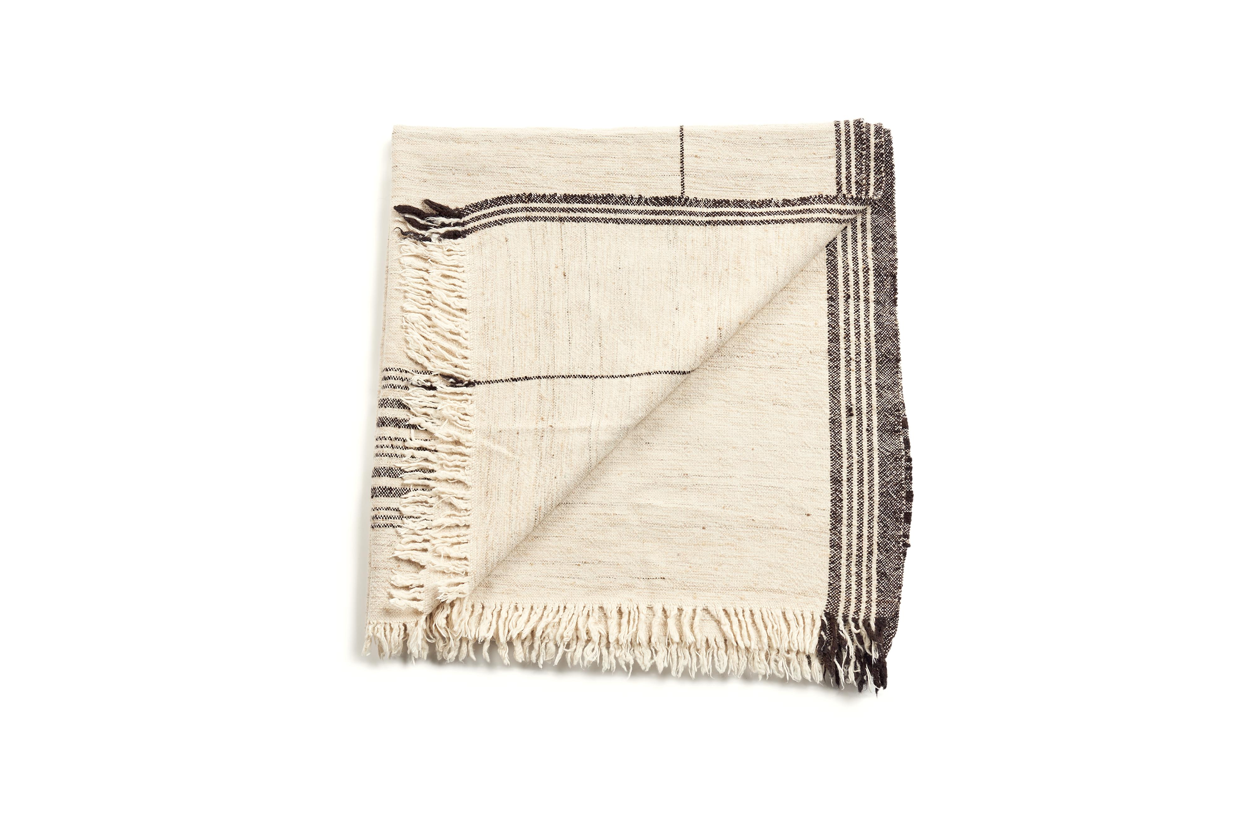 Il Seytu Throw è un giaciglio leggermente strutturato e tessuto a mano, dove i nostri artigiani hanno sapientemente mescolato filati come seta, lana e cotone biologico. La bellezza di questa coperta sta nel suo design puro che si distingue per l'uso