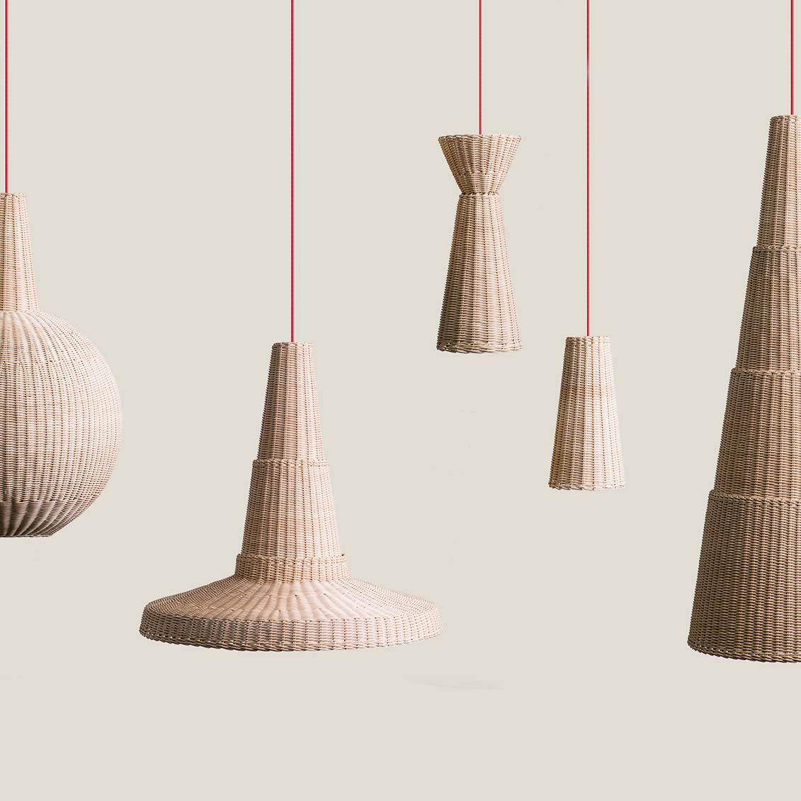 Pendant light with lampshade in intertwined wicker. 138 meters of wicker are carefully selected and then skillfully shaped for over 7 hours of patient intertwining. The Sfera lamp is subject to a water-color protective treatment of natural, green,