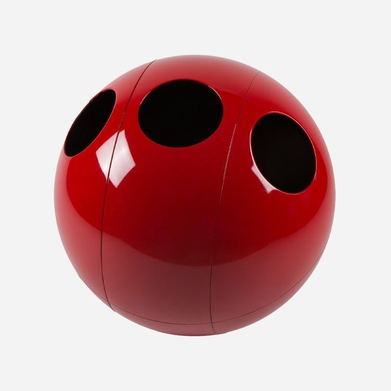Sólo para los amantes del estilo y de los ambientes que merecen un lugar en la alfombra roja.
Sfera Gala Rossa Lucida es la única papelera que convierte el reciclaje en un gesto de elegancia. Un contenedor de diseño, duradero y práctico, seguro pero