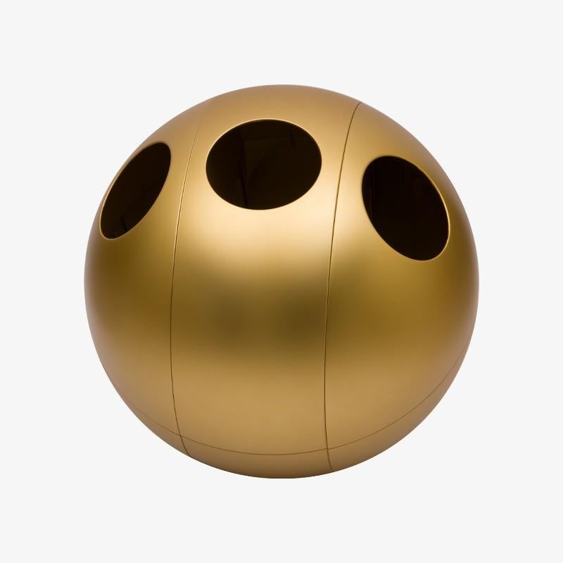Transformer ce qui semble ordinaire en quelque chose d'extraordinaire : telle est la mission de Sfera.
Sfera Metal Oro est le conteneur de recyclage qui apporte le luxe directement dans votre espace. Avec sa couleur évoquant l'autorité, la richesse
