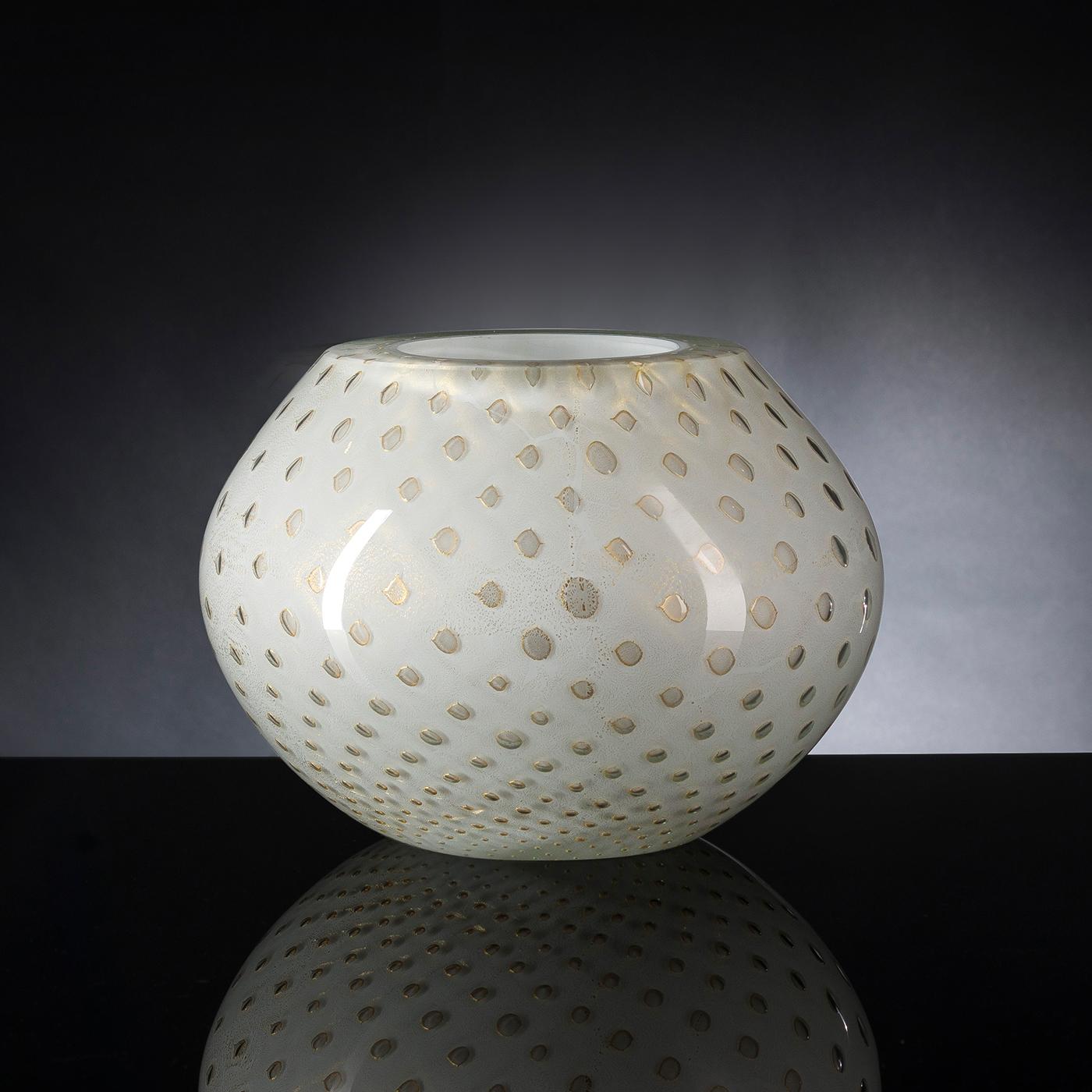 As a standalone accent or part of an elegant display, this vase will add a chic finishing touch to any home. The smooth, curved profile is expertly mouth-blown of white Murano glass, interspersed with small gold-rimmed droplets. Perfect for