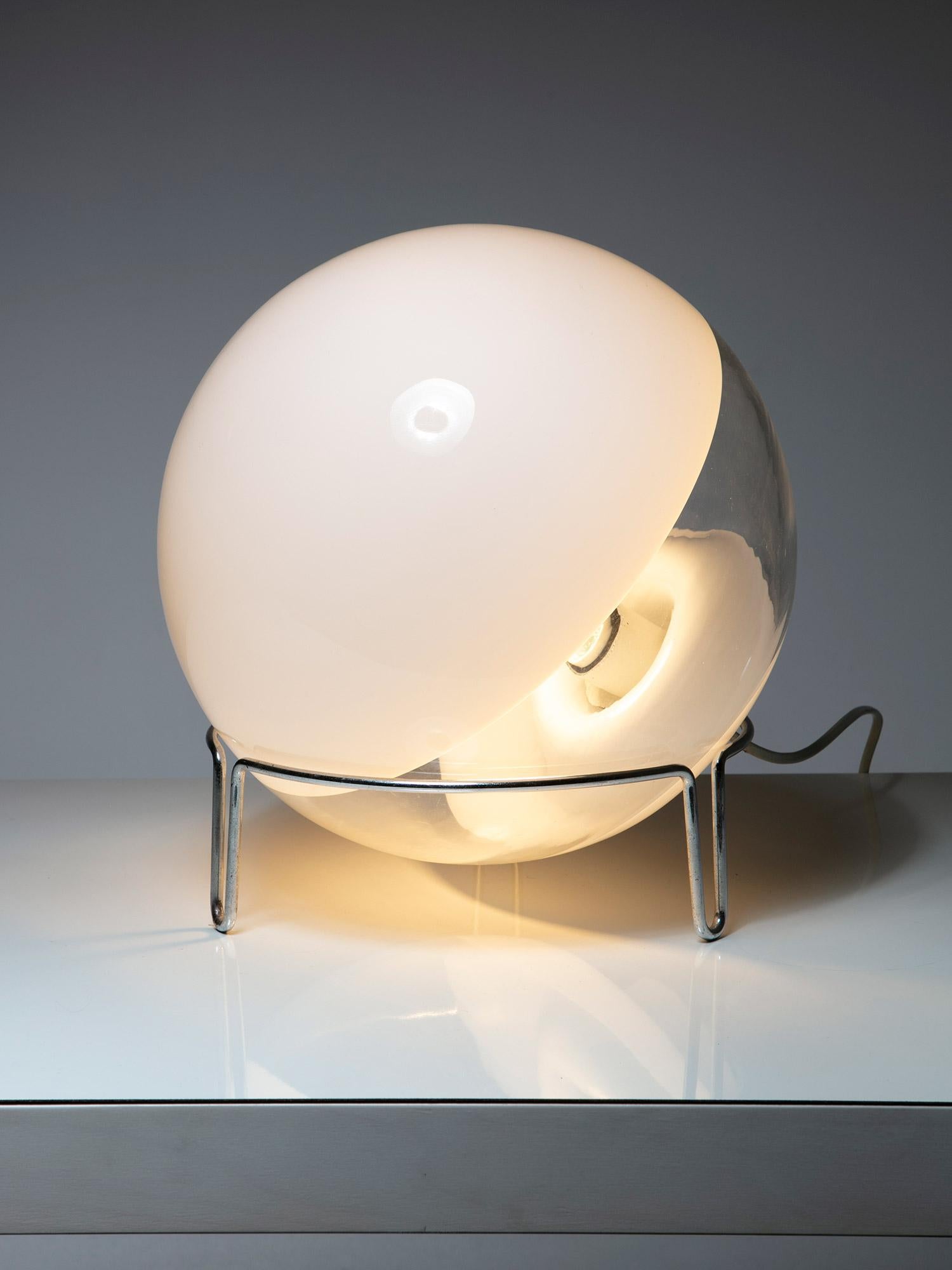 Sfera table lamp by Angelo Mangiarotti for Pollux - Skipper.
A Murano glass sphere laying on a thin steel frame.