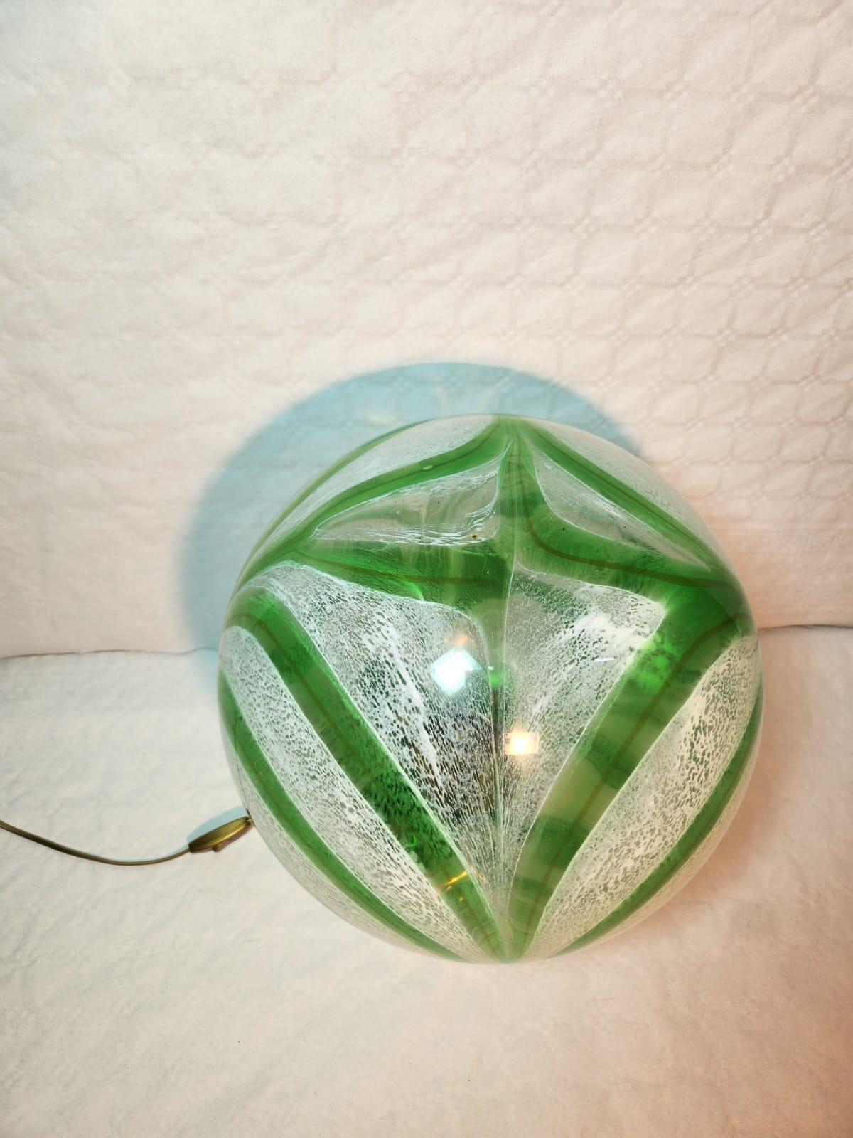 Magnifique lampe fonctionnelle et décorative composée d'une grande sphère en verre de Murano d'une couleur très rare. La base de la lampe est en laiton patiné et a une hauteur totale de 50 centimètres. Nouveau système électrique.
