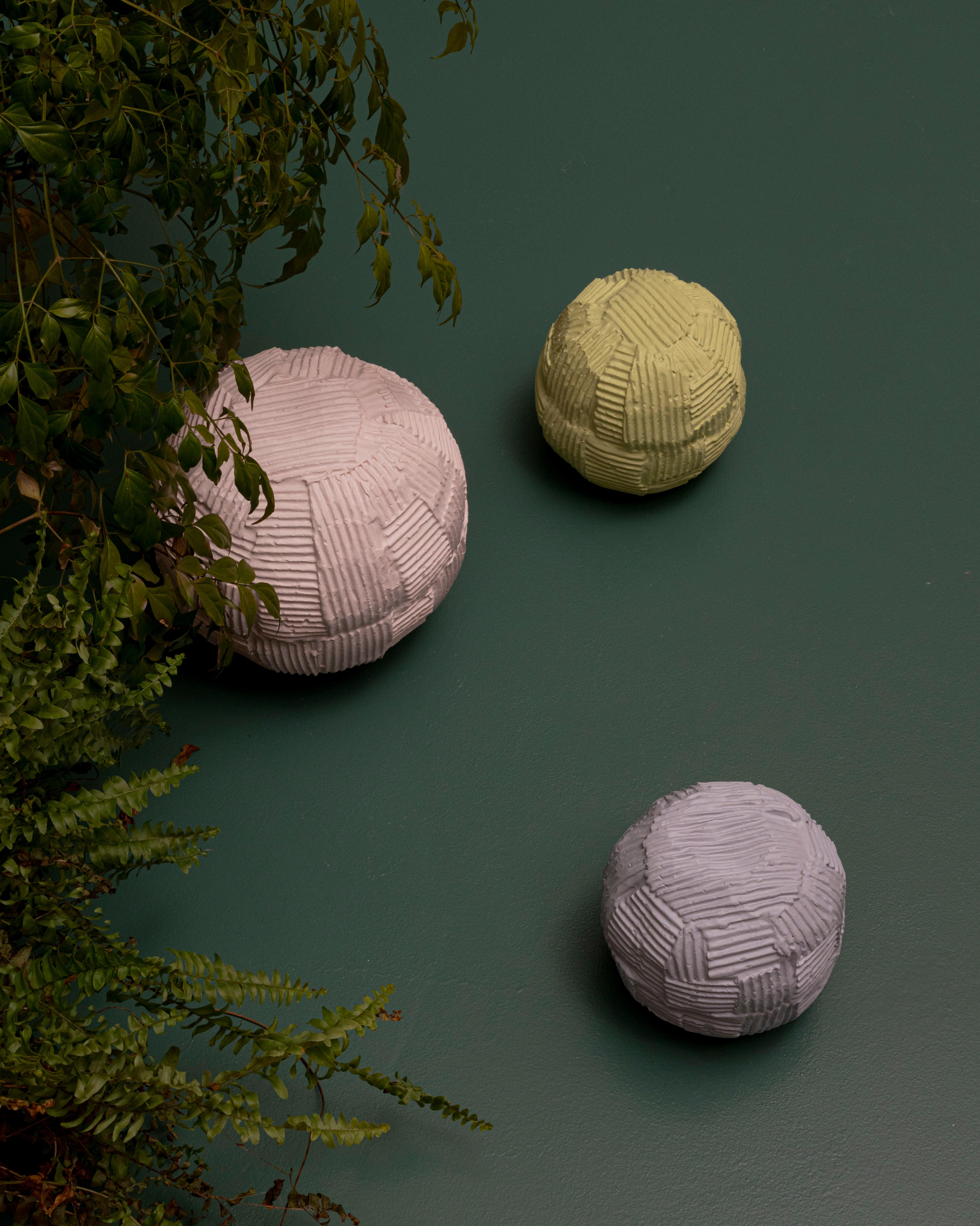 Sfero ist eine der neuesten Kreationen von Paola Paronetto, bei der sich die perfekte Geometrie der Kugel in eine einzigartige und ausdrucksstarke Form verwandelt. Aus dem Zusammentreffen mehrerer Oberflächen entsteht ein organisches, unregelmäßiges