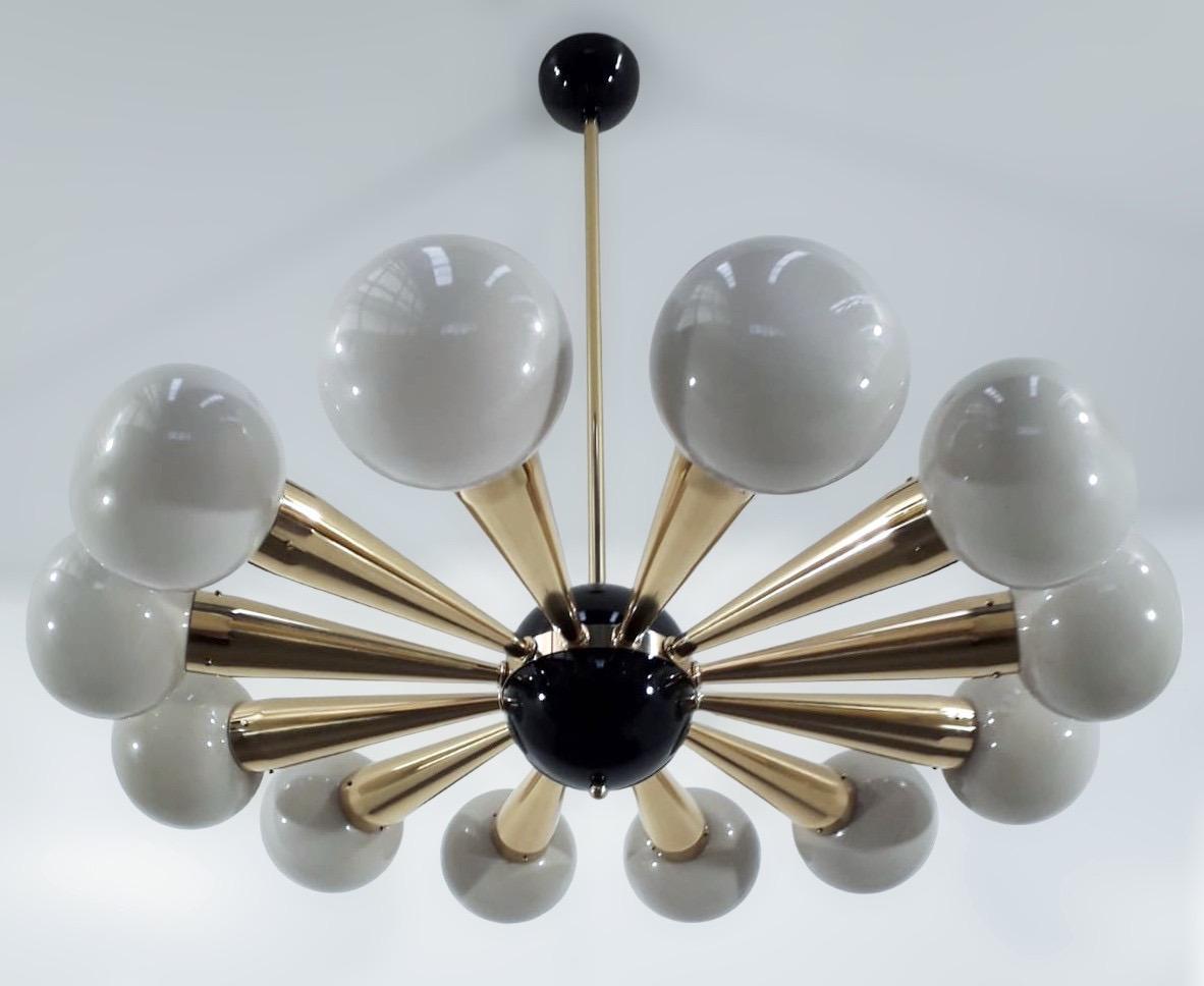 Lustre italien avec des galets en verre de Murano gris montés sur une structure en laiton poli avec un centre émaillé noir et une verrière au plafond / Conçu par Fabio Bergomi pour Fabio Ltd / Made in Italy
12 lampes / type E12 ou E14 / max 40W