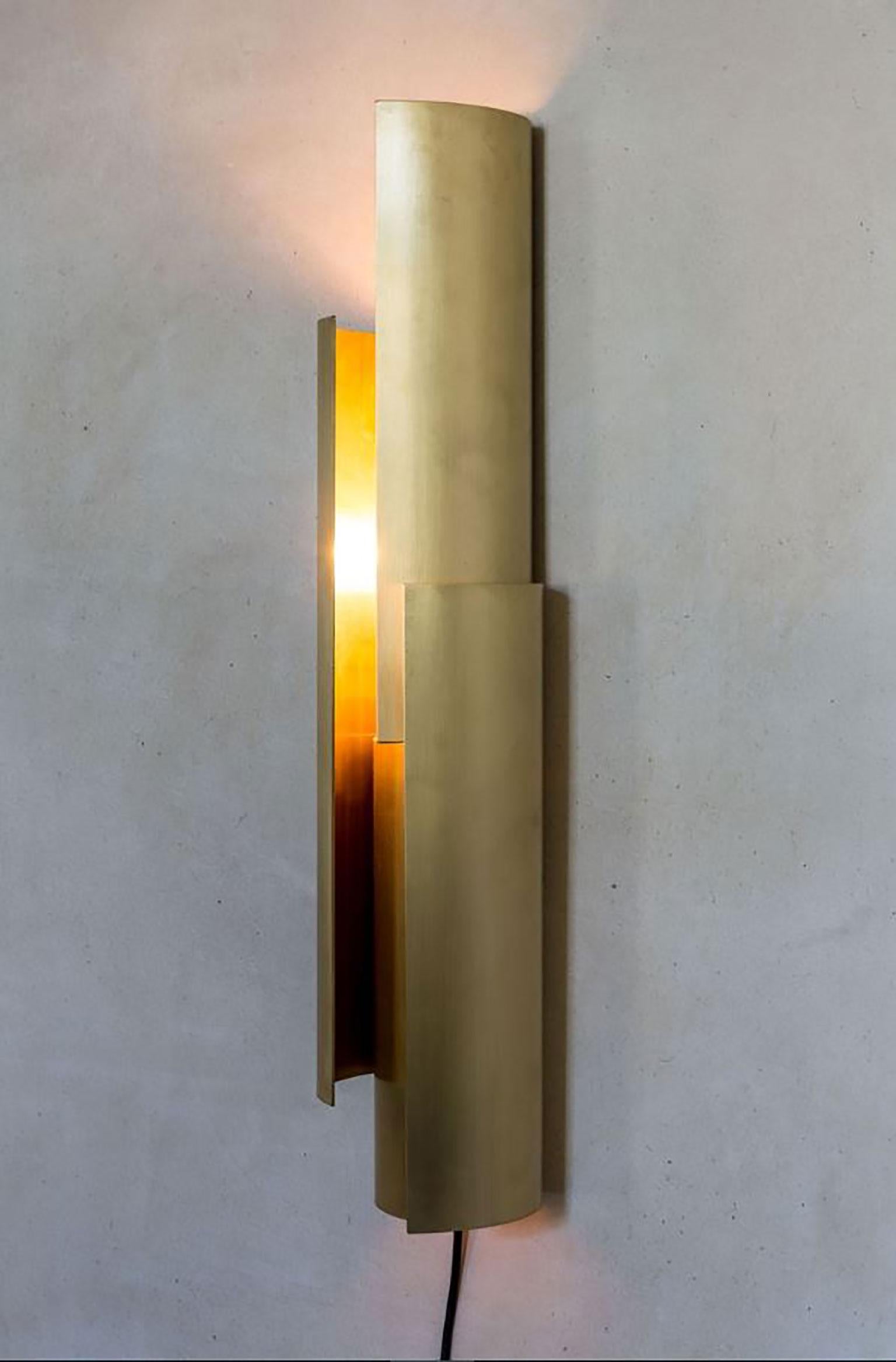 Sfoglia Wandleuchte von Aldo Parisotto & Massimo Formenton für Mingardo. Sfoglia ist ein leuchtendes Objekt aus schwarzem Stahl oder rohem Messing. Die Wandleuchte wird aus kalandrierten oder gefalteten Blechen zusammengesetzt. Durch die