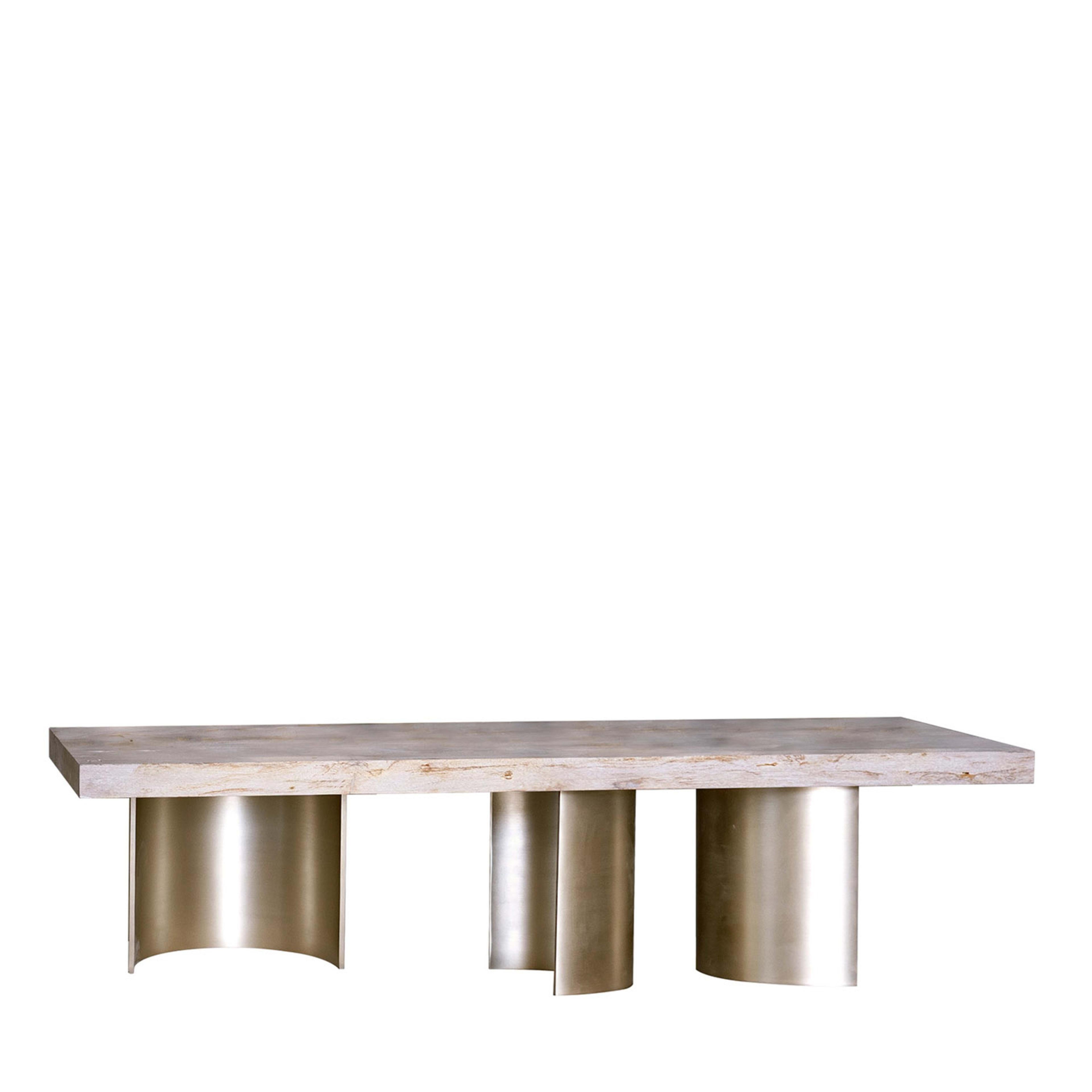 The trunk’s part identified as a “book” inspired the design of this coffee table. Slabs of petrified wood rest on curved metal surfaces. These semicircles are oriented at different angles, creating movement and dynamism in harmonious contrast with