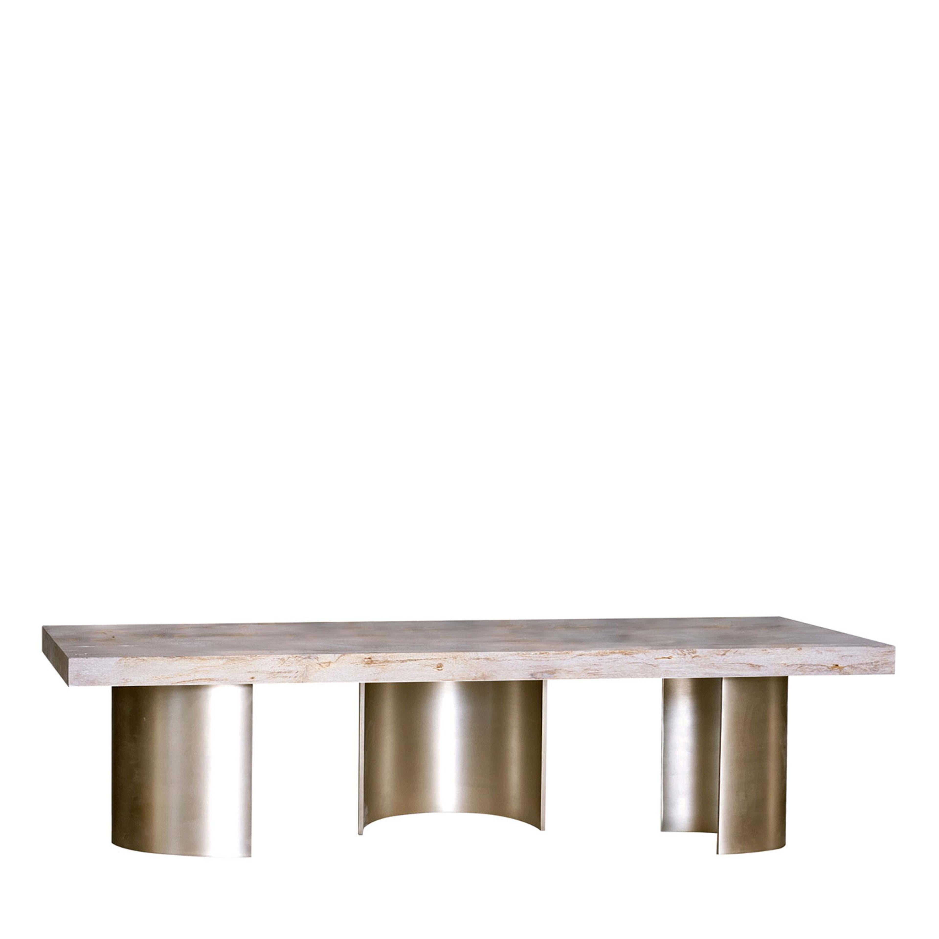 The trunk’s part identified as a “book” inspired the design of this coffee table. Slabs of petrified wood rest on curved metal surfaces. These semicircles are oriented at different angles, creating movement and dynamism in harmonious contrast with