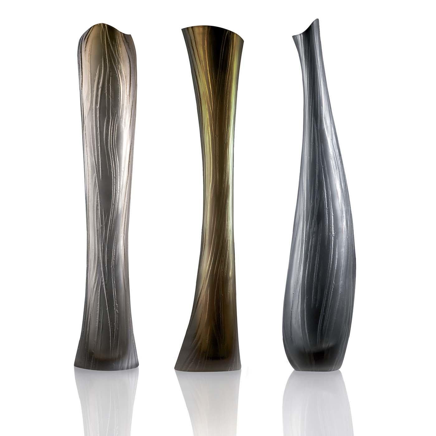 This Murano glass vase from the Sfumati collection is characterized by a series of delicate engraving meticulously crafted by expert artisans on a lathe that create an elegant wavy pattern. The stylized hourglass-inspired shape is featured in a