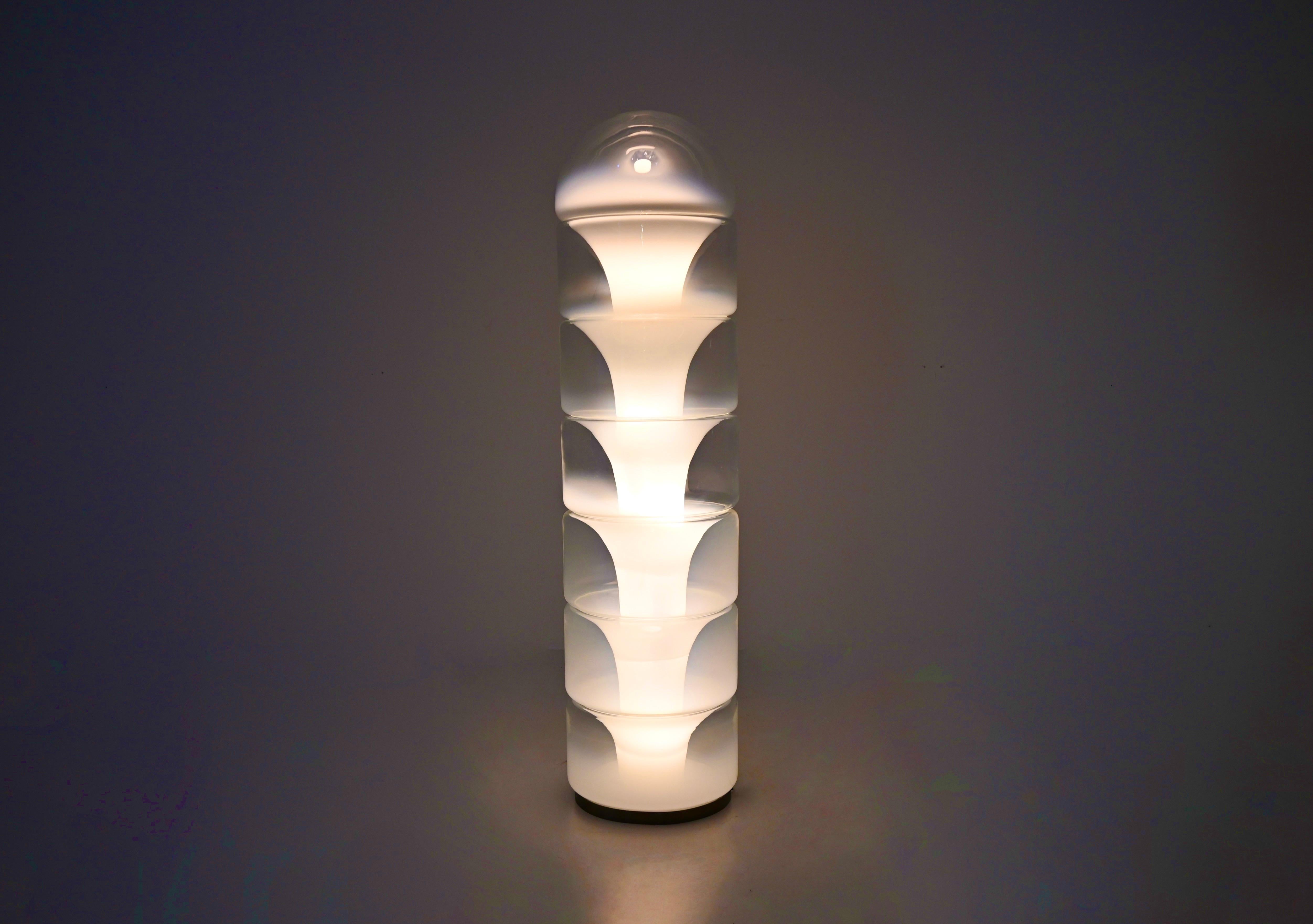Stehleuchte aus Murano-Glas, bestehend aus 7 gestapelten Elementen. Modell: Sfumato LT316 von Carlon Nason. Diese Stehlampe ist vollständig. Zeit- und altersbedingte Abnutzung. 
FÜR DEN VERSAND, FRAGEN SIE UNS, UM DEN BESTEN PREIS ZU ERHALTEN
