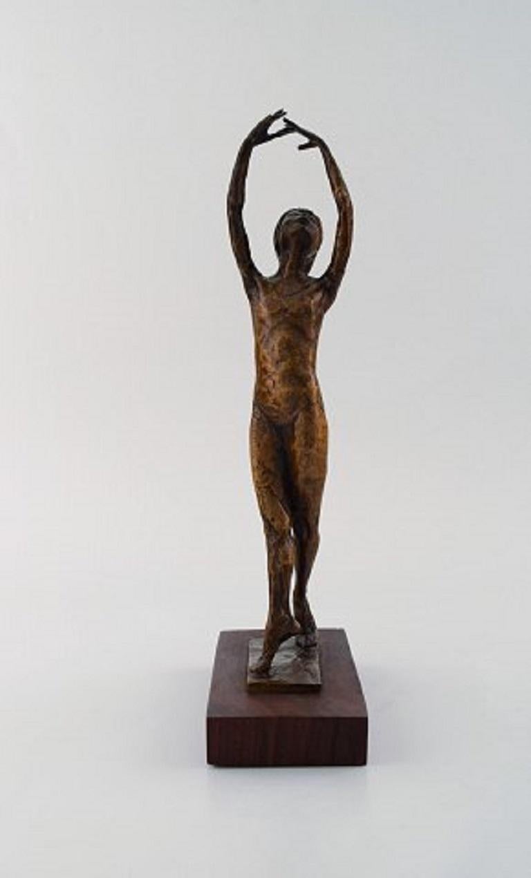 S.G-Kelsey for Royal Copenhagen. Bronze figure in the form of dancing ballet girl. Dated 1975.
Measures: 29 x 13 cm.
In very good condition.
Plaque on wooden base with signature.
Numbered: 70/500.