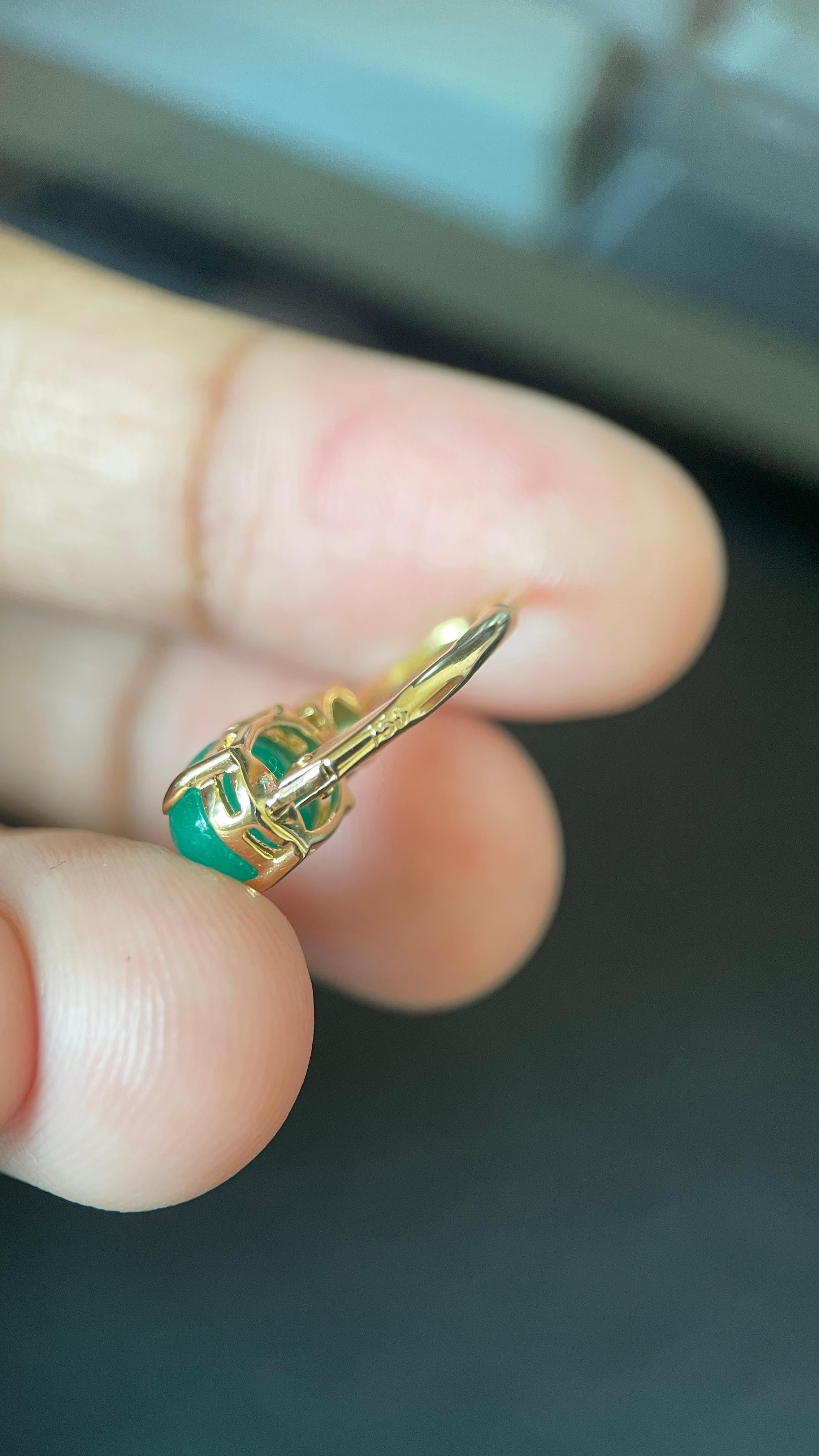 Elegante Ohrringe mit Hebelverschluss aus kostbaren kolumbianischen Smaragden, die sowohl Wert als auch Stil vereinen. Die für ihren stabilen Verschluss bekannten Hebelohrringe bieten Sicherheit und Komfort und eignen sich daher ideal, um kostbare