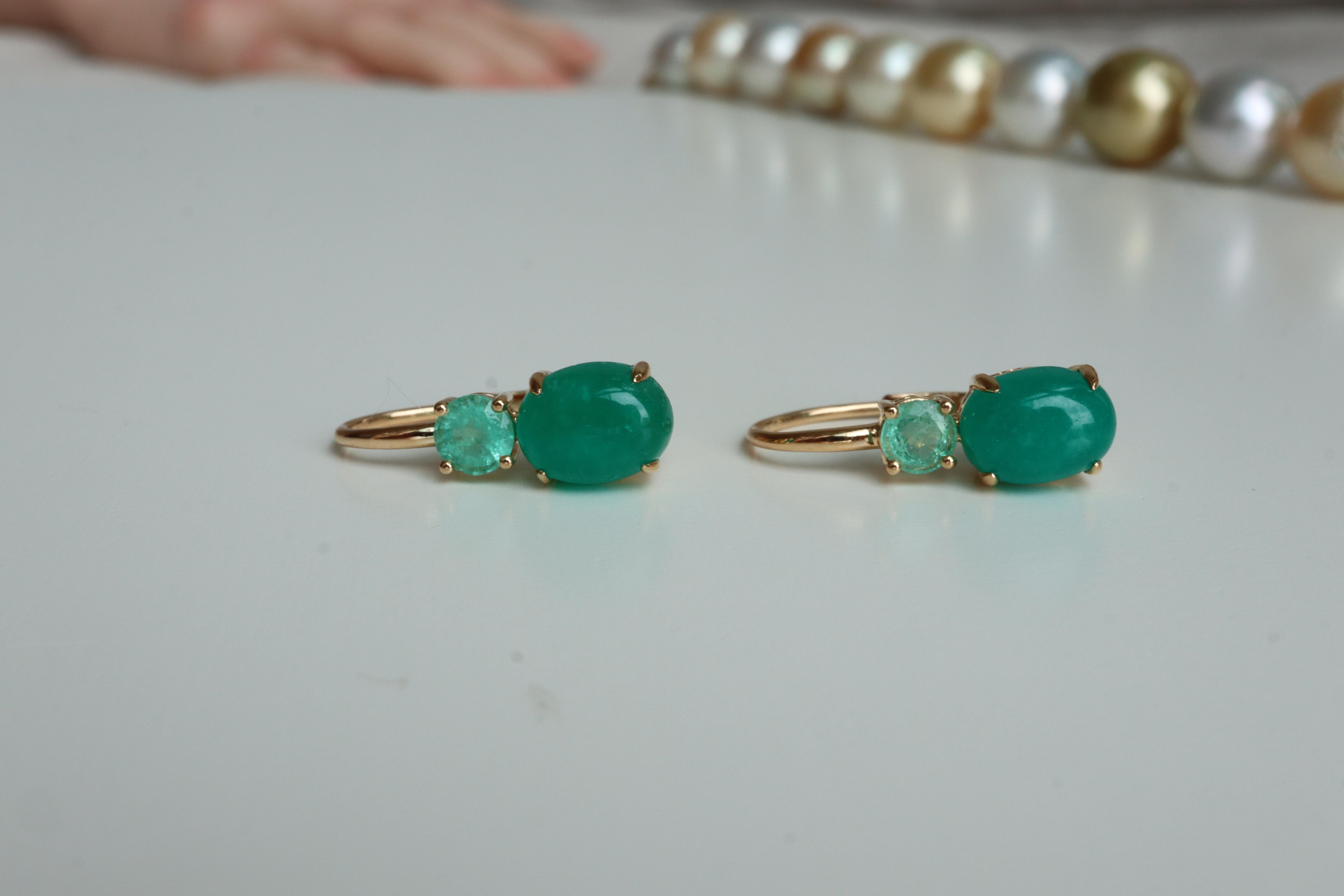 SGA Natürlicher kolumbianischer Smaragd Hebelohrringe aus 18 Karat Gold im Angebot 1