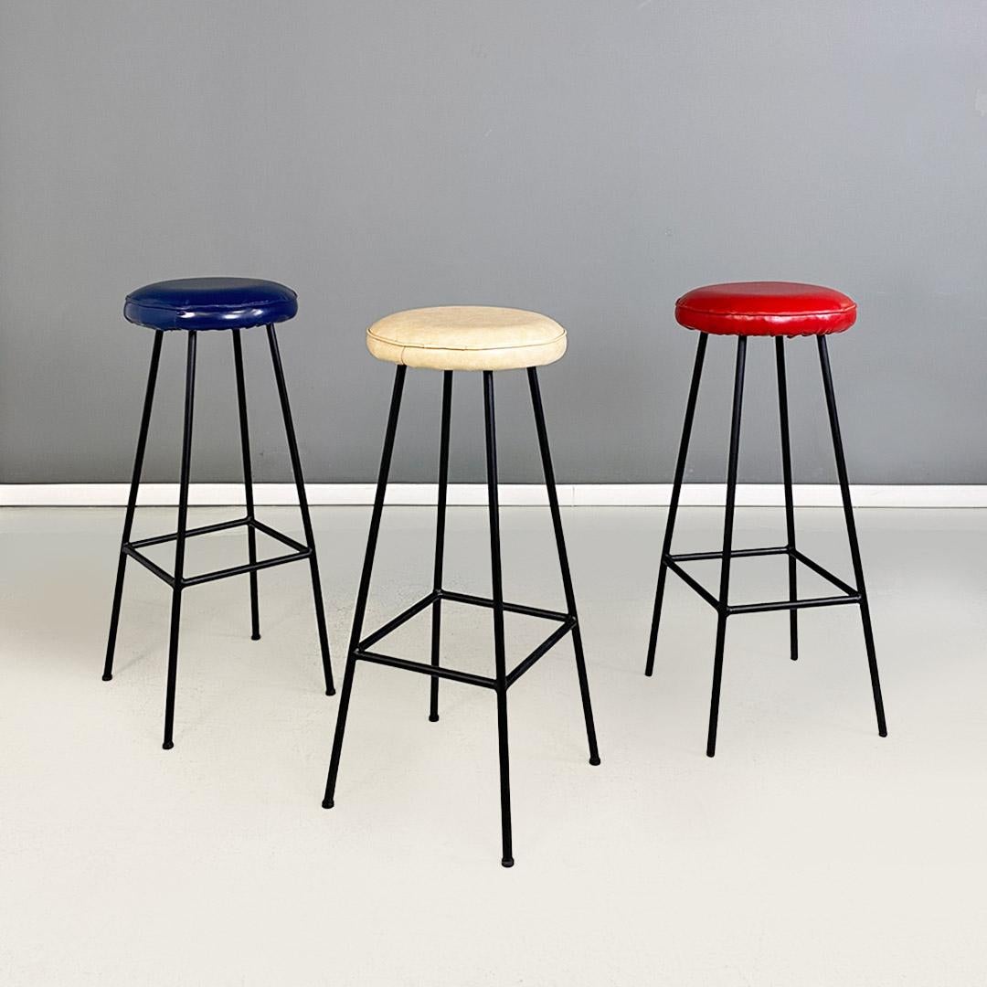 Italienische Mitte des Jahrhunderts modernen mattschwarzen Metall mit farbigen Sitzen hohe Hocker 1960 (Mid-20th Century) im Angebot